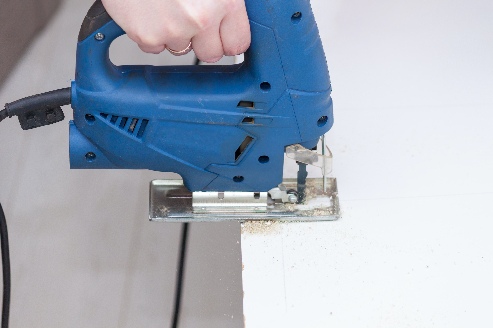 Zuschneiden der Trägerplatte für Korkwand mit Stichsäge