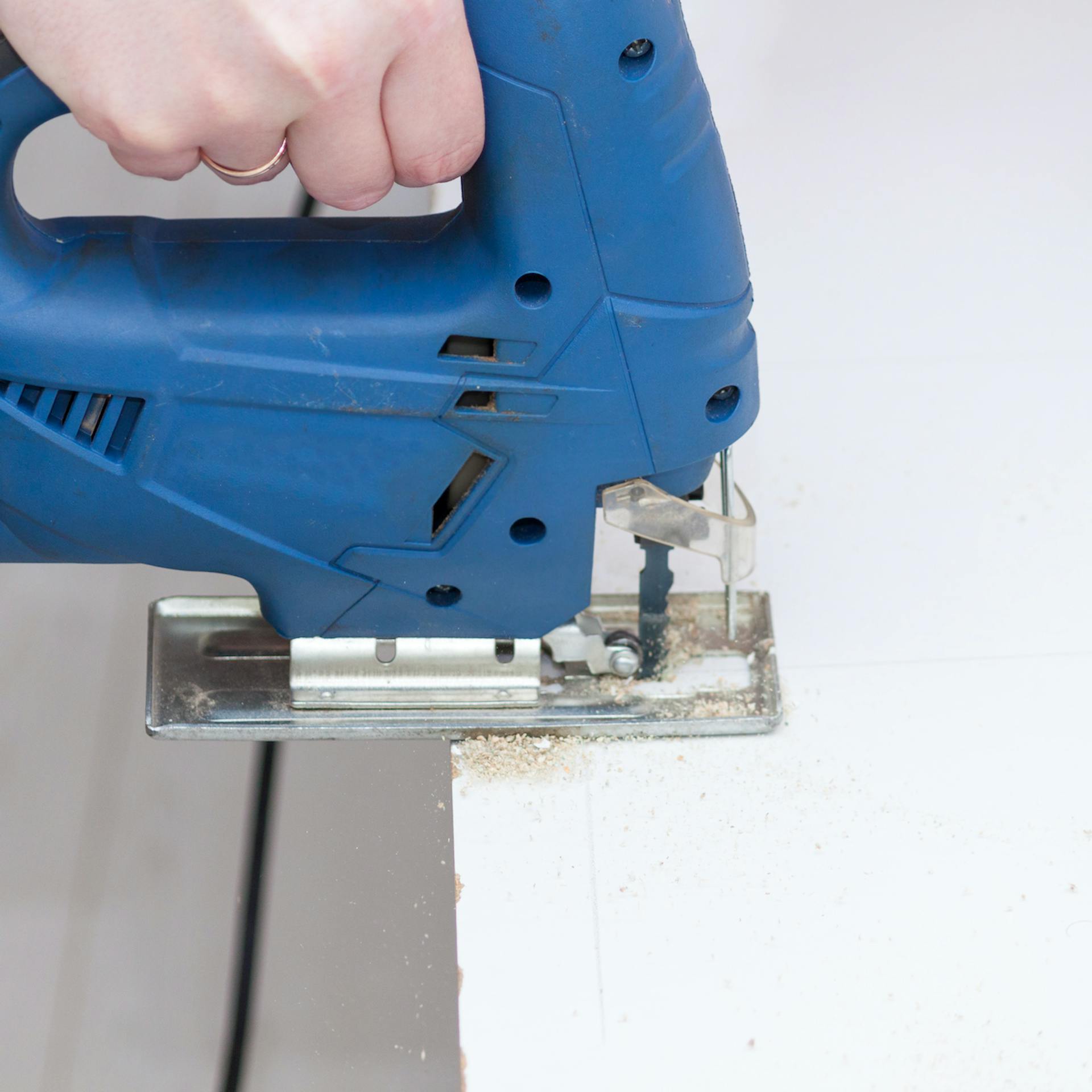 Zuschneiden der Trägerplatte für Korkwand mit Stichsäge