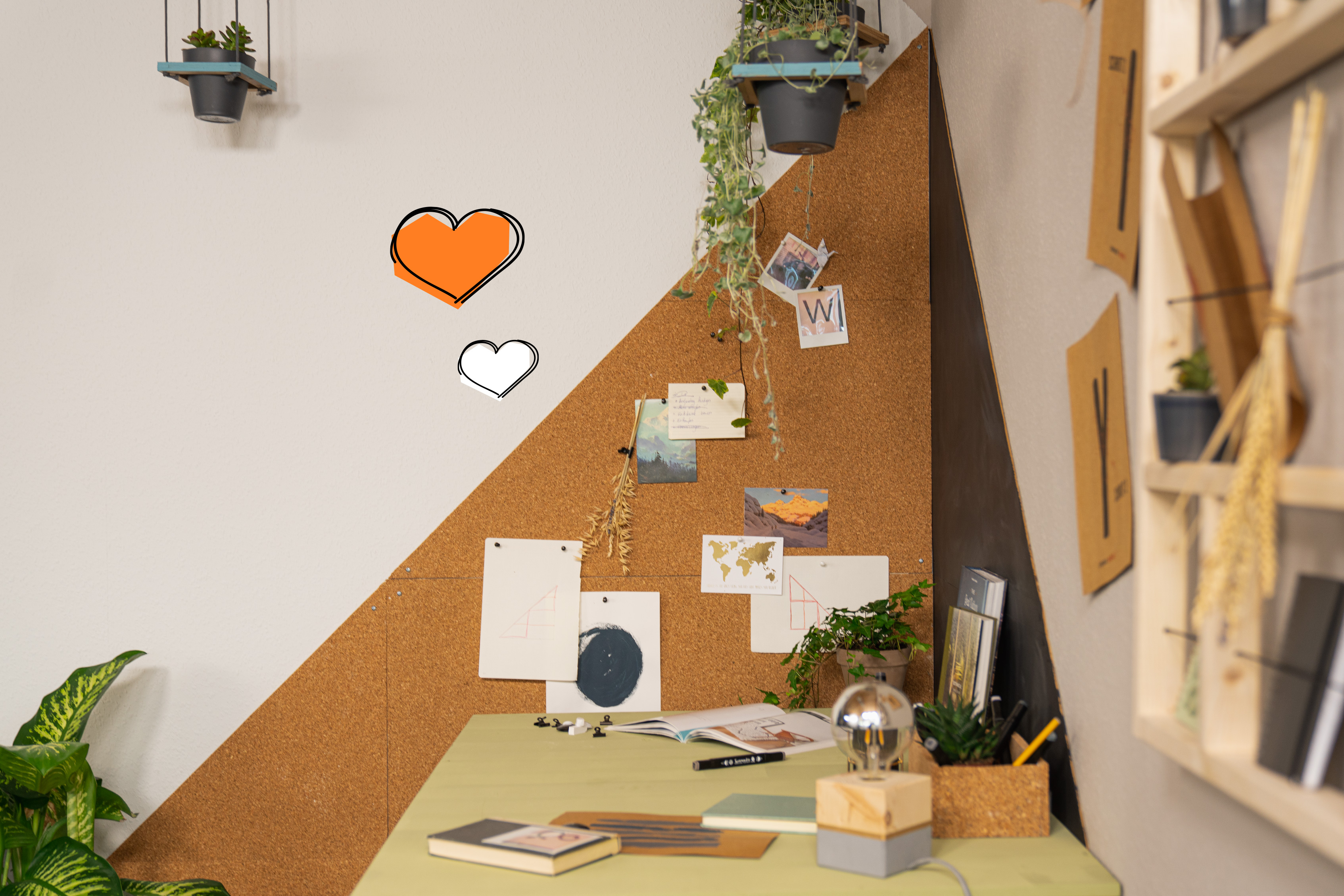 Fertige Korkwand in natur und schwarz in eingerichteter Schreibtisch-Ecke