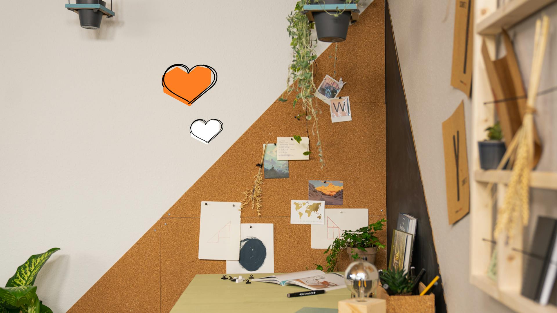 Fertige Korkwand in natur und schwarz in eingerichteter Schreibtisch-Ecke