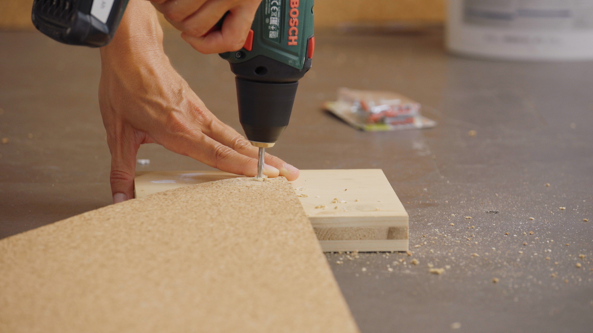 Löcher für Wandaufhängungen in Korkwand bohren