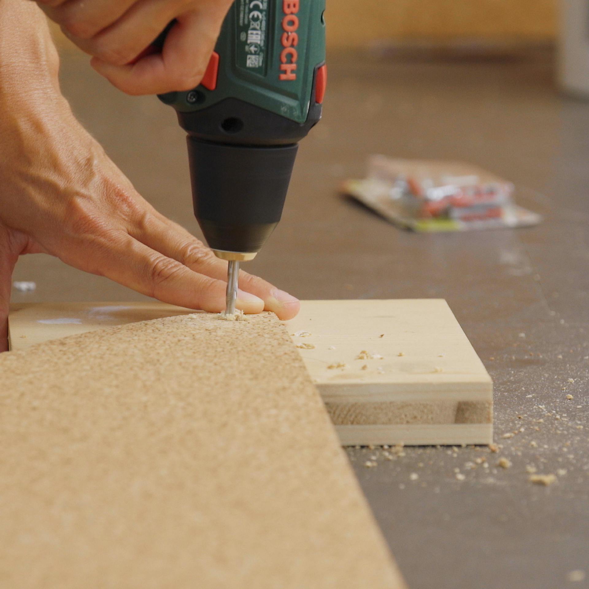 Löcher für Wandaufhängungen in Korkwand bohren