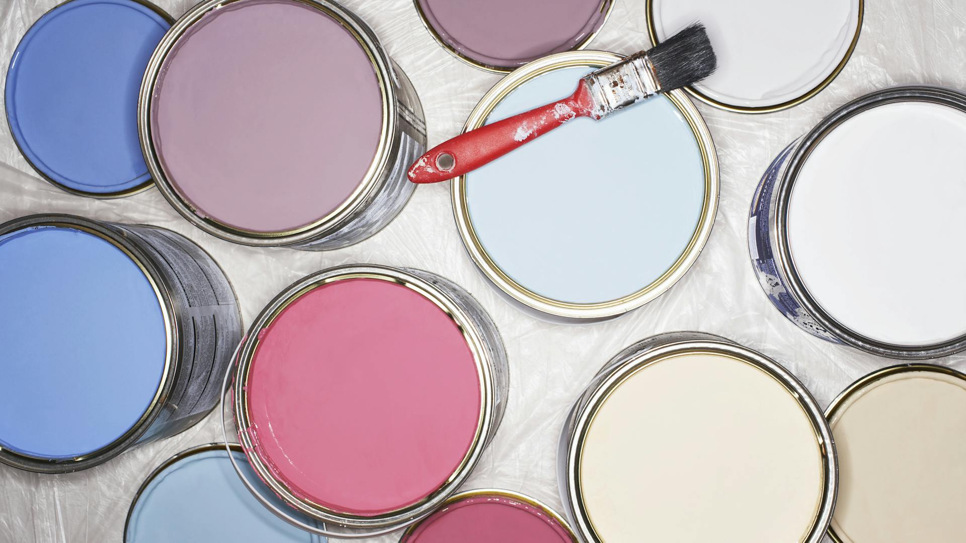 Verschiedene Latexfarben zum Streichen von Glasfasertapete