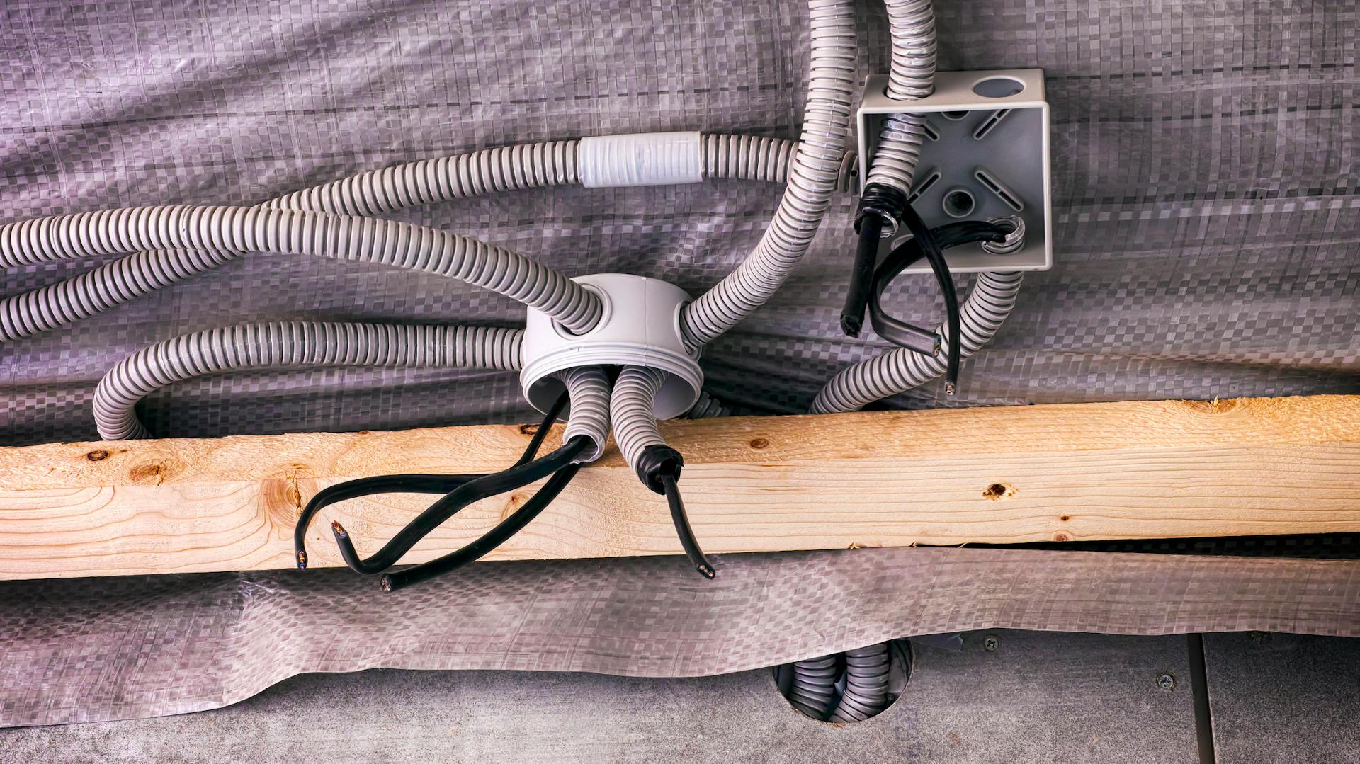 Leerrohre mit Kabeln auf einer Baustelle