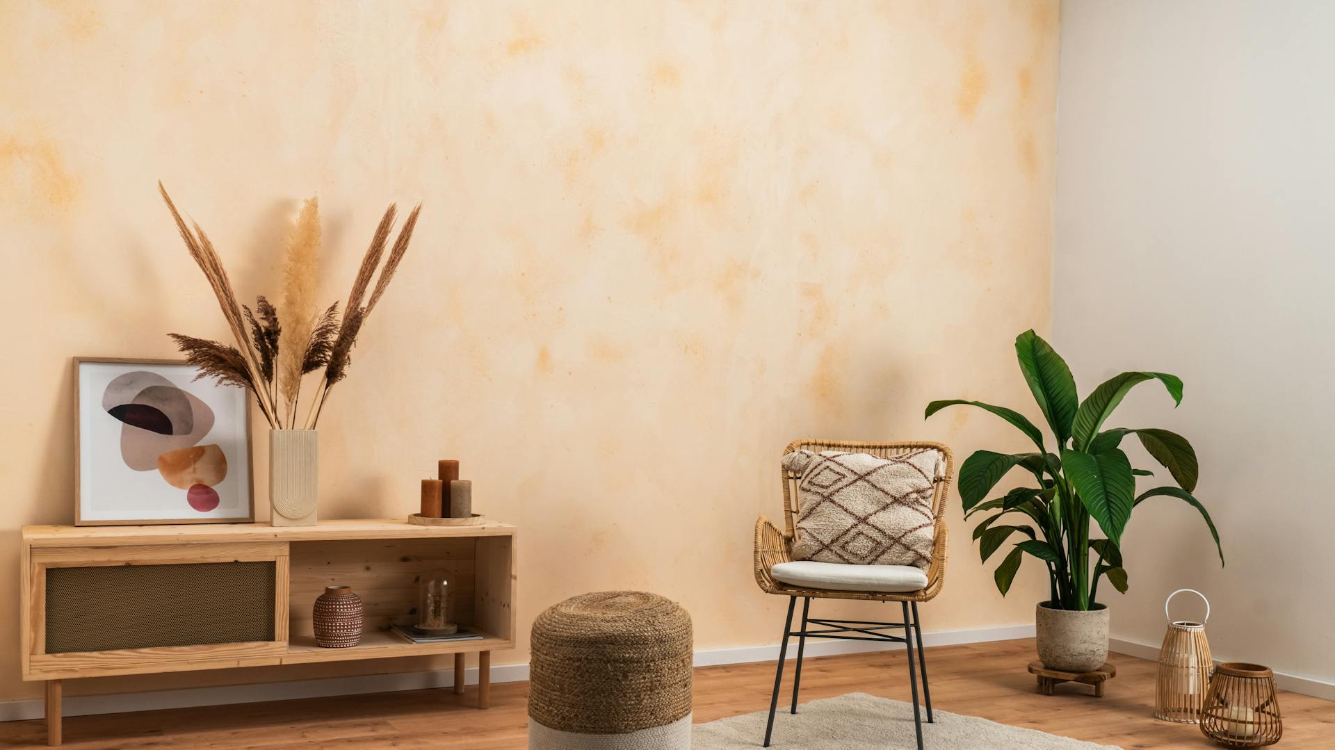 Limewash-Technik im Wohnzimmer.