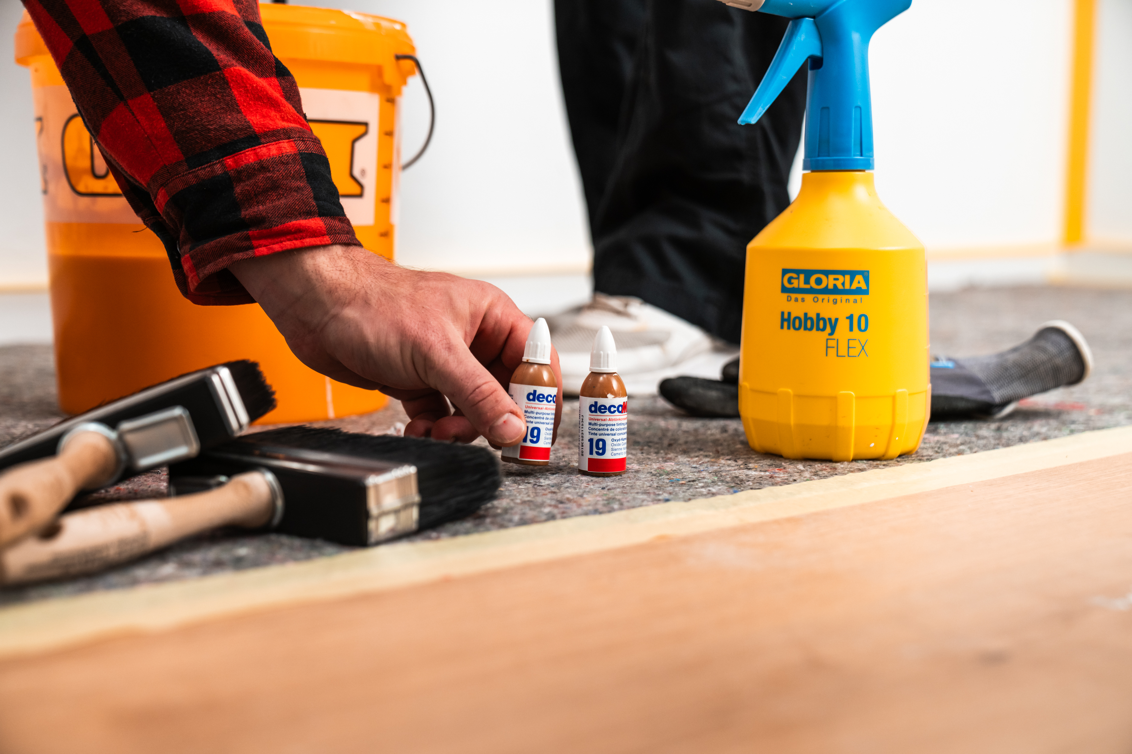 Materiály použité pri metóde limewash sa nachádzajú vedľa seba