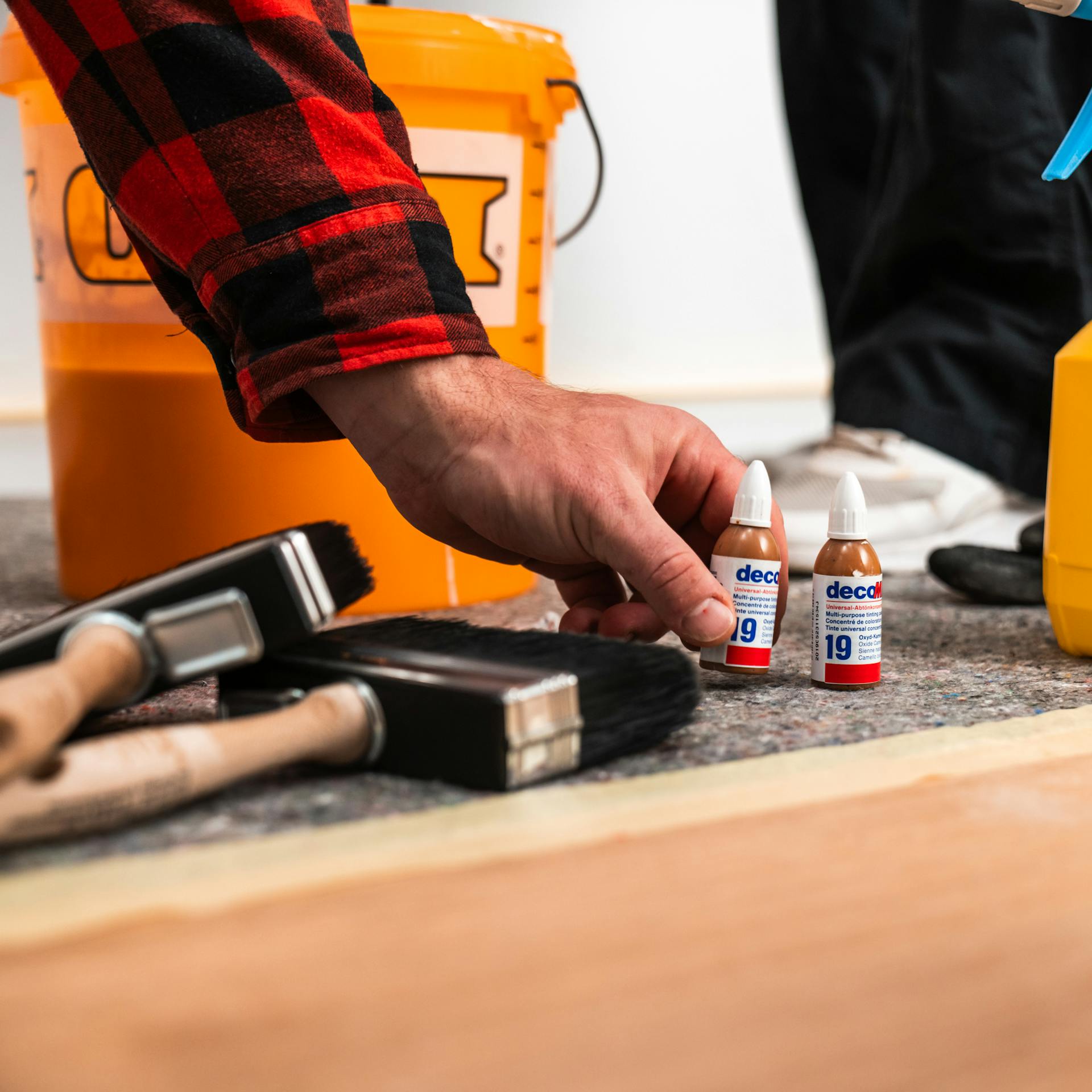 Materiály použité pri metóde limewash sa nachádzajú vedľa seba