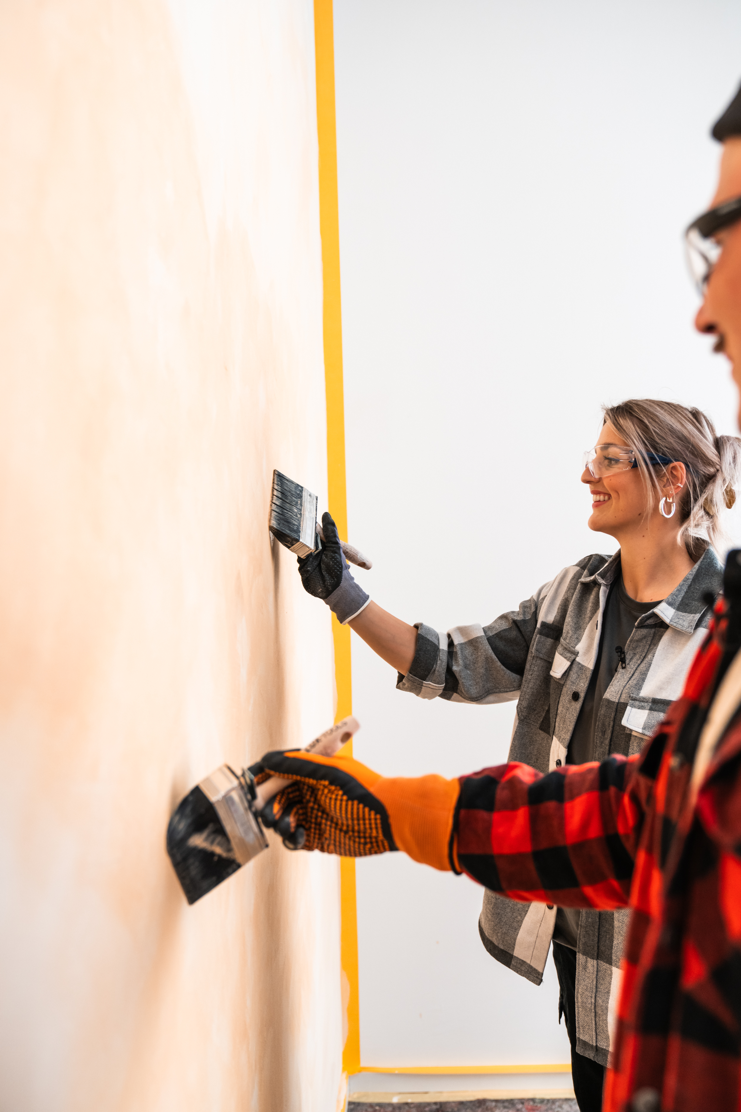 Maliari maľujú druhú vrstvu.