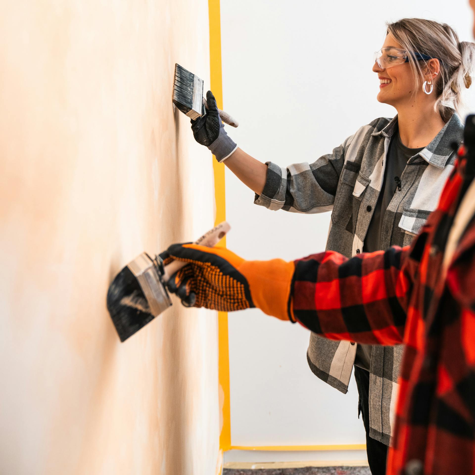 Maliari maľujú druhú vrstvu.