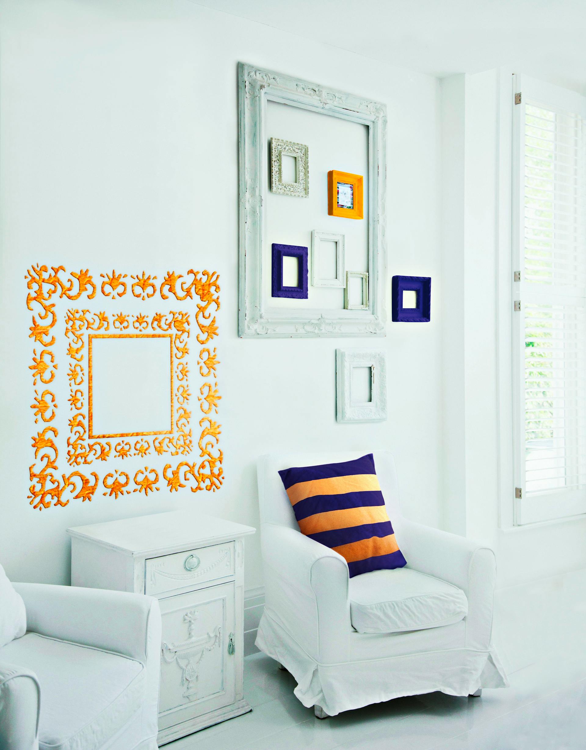 Pasta per rilievo dorata per dare un accento alla parete bianca del soggiorno.