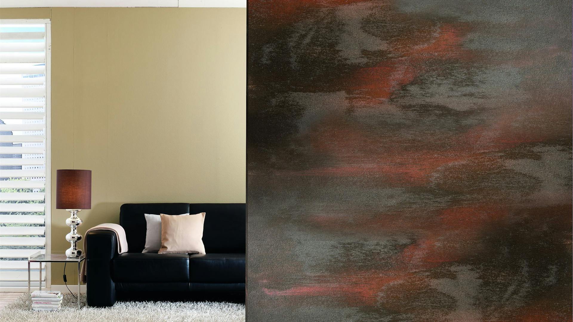 Wohnzimmer mit in Raum stehender tapezierter Wand.