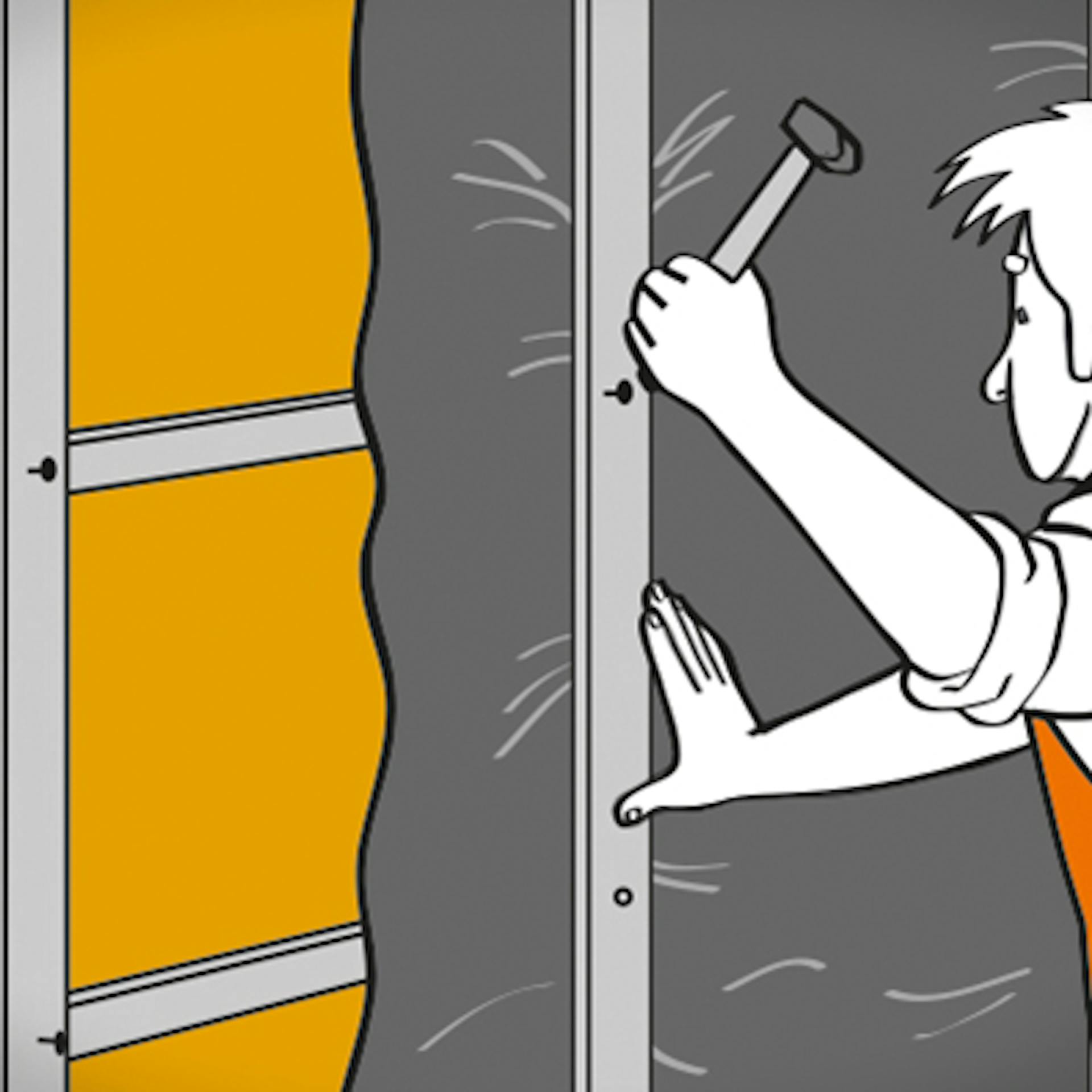 Heimwerker befestigt Dämmmaterial mit Hammer und Nägeln.