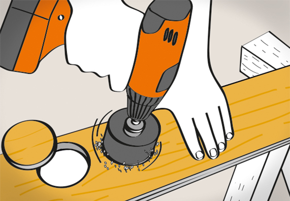 Mit einer Lochsäge werden Öffnungen für Steckdosen und Lichtschalter in die Paneele gesägt.