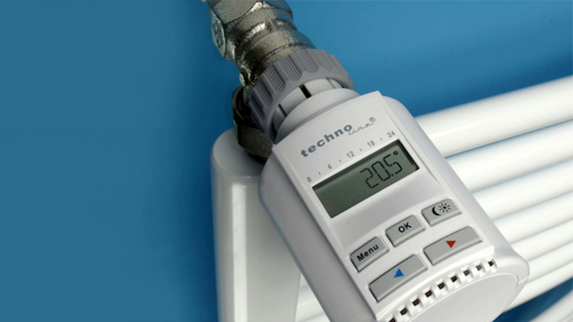 Digitales Heizungsthermostat an Heizkörper.