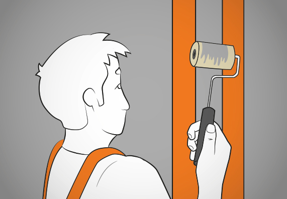 Heimwerker überstreicht mit Farbrolle und Wandfarbe die ausgehärtete Acrylmasse beim reparierten Mauerriss.