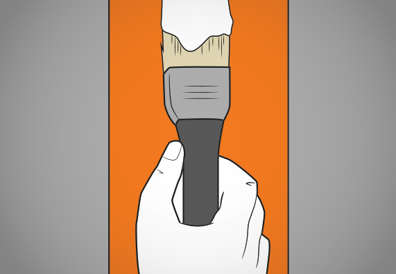 Heimwerker trägt Haftgrund mit Pinsel auf reparierten Mauerriss auf, um diese Stelle neu streichen zu können.