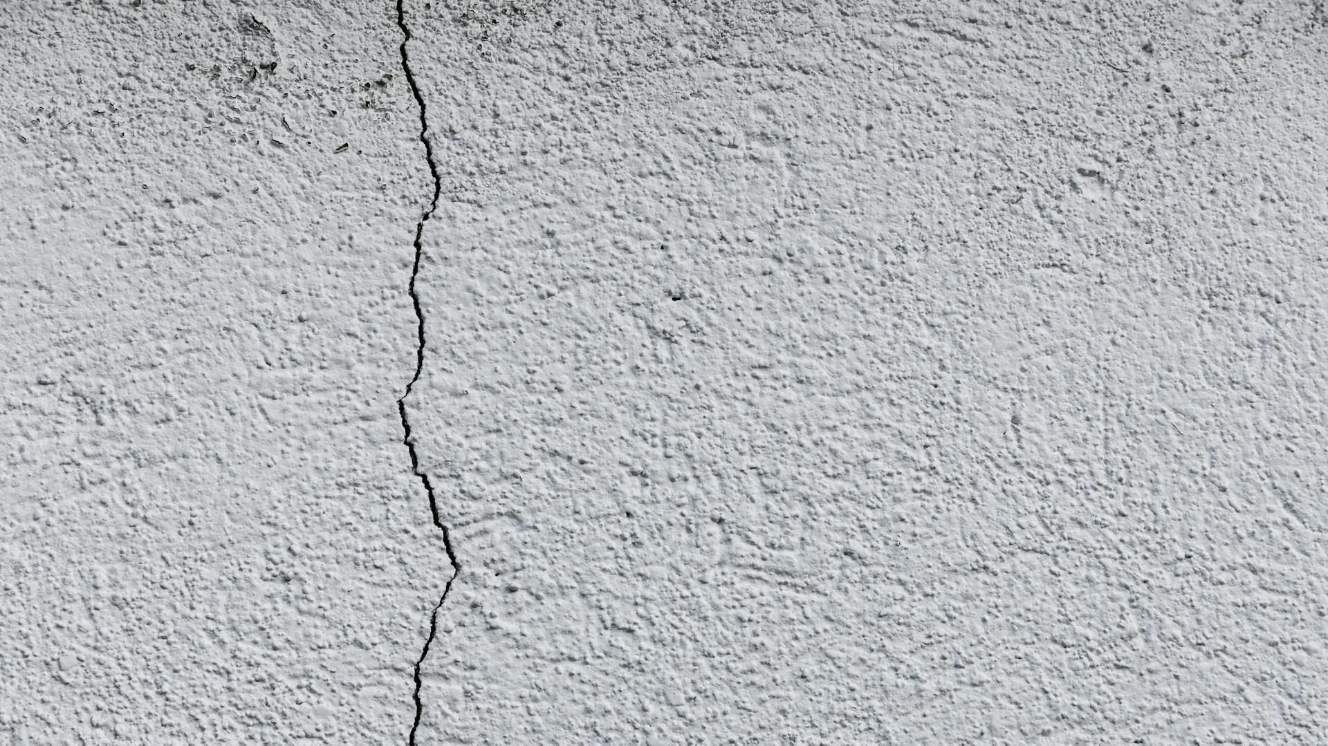 Risse im Mauerwerk ausbessern – Anleitung in 8 Schritten | OBI