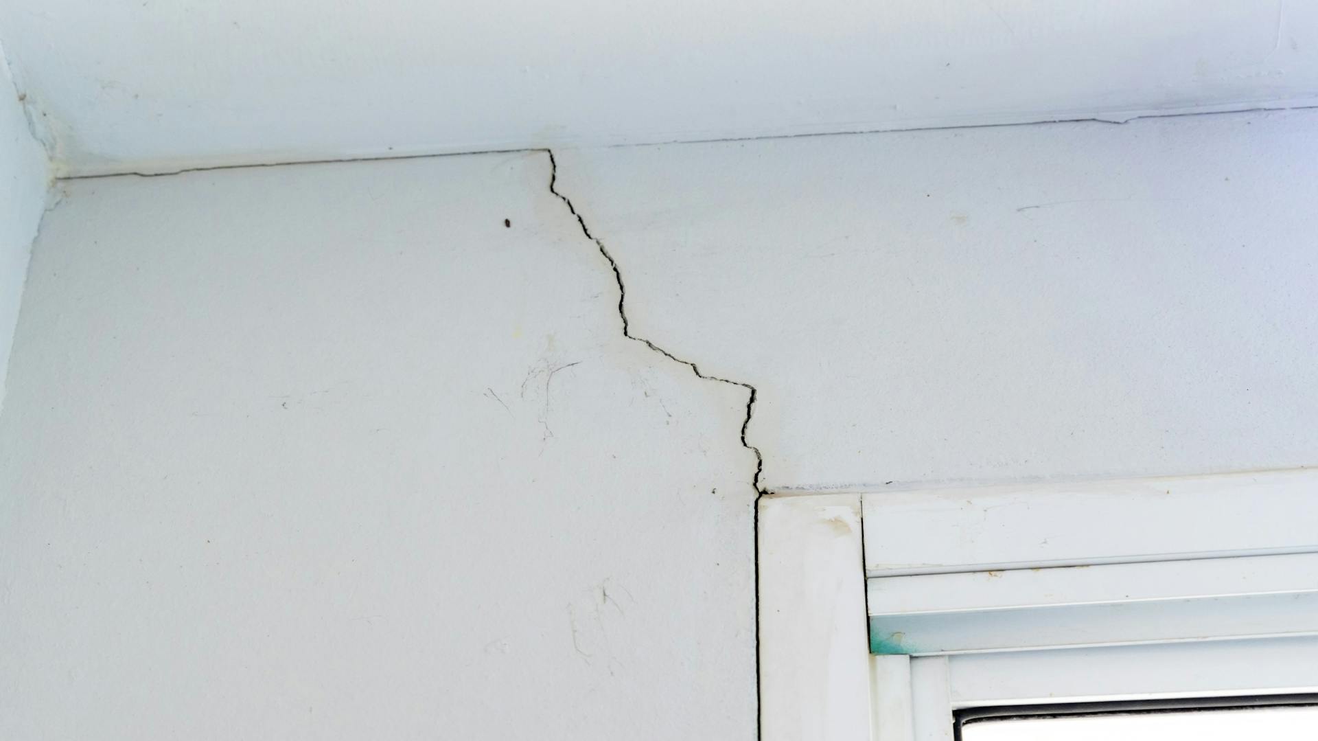 Risse im Mauerwerk ausbessern – Anleitung in 8 Schritten | OBI