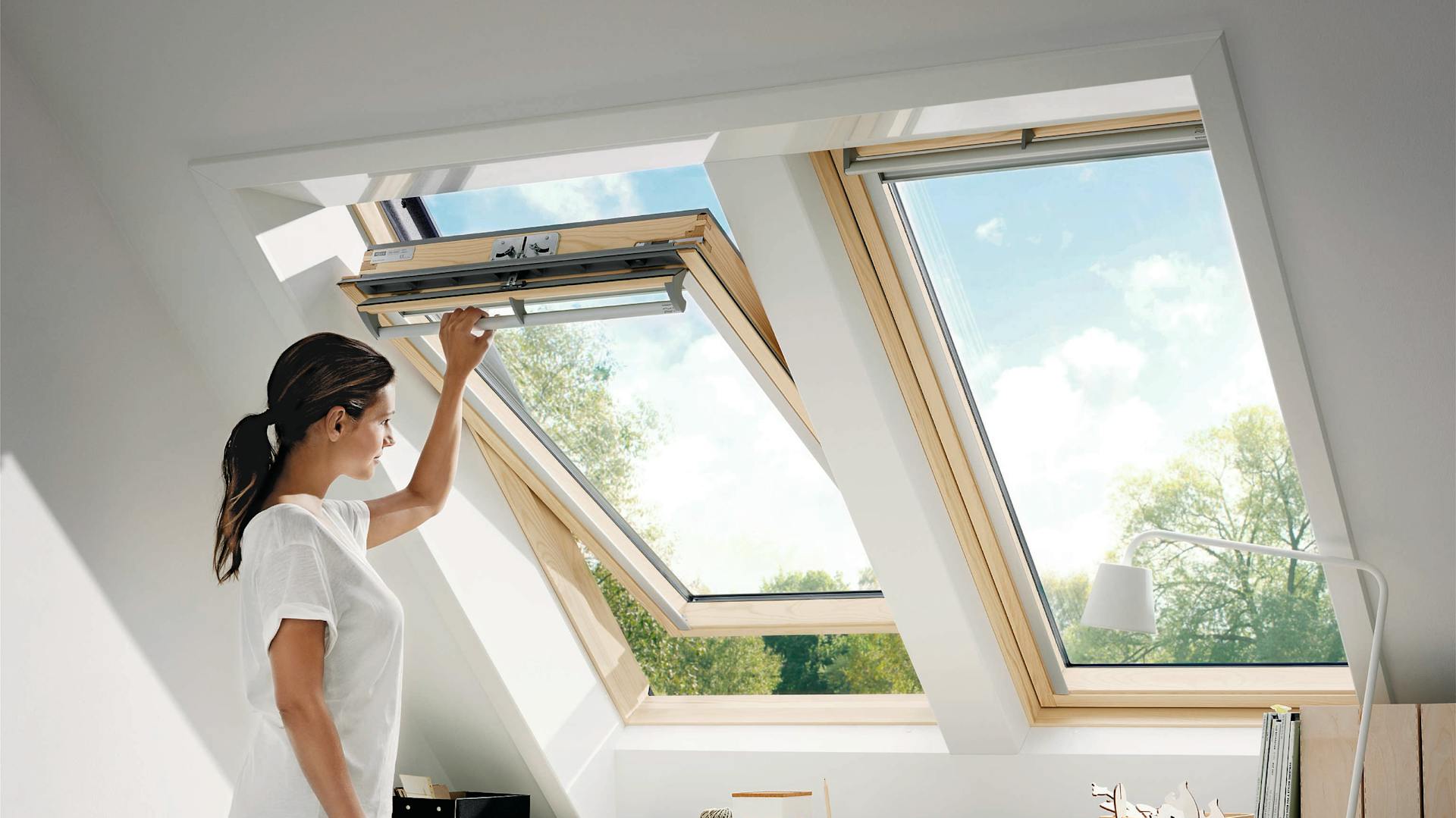 Frau öffnet ein Fenster im Haus, um zu lüften.