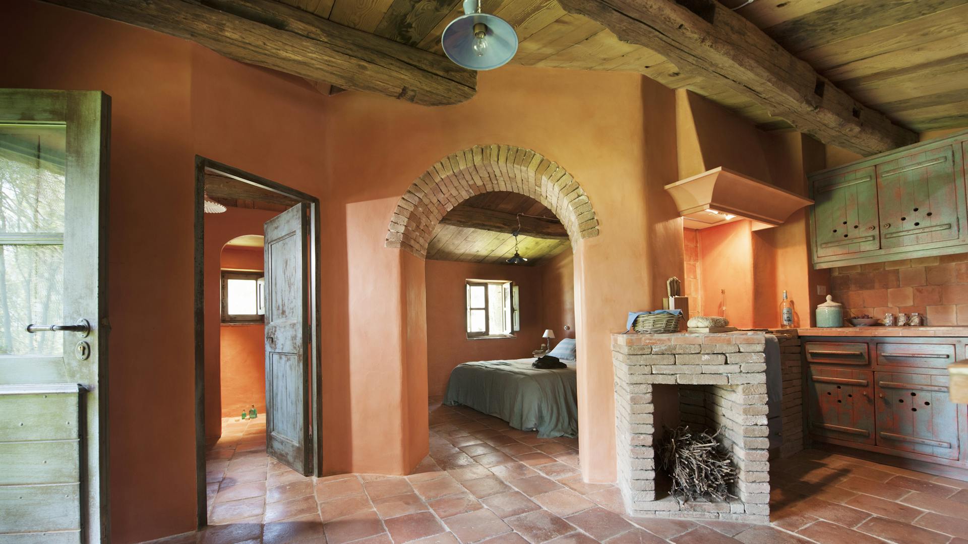 Spachteltechnik mit mediterranen Farben in einem Wohnraum