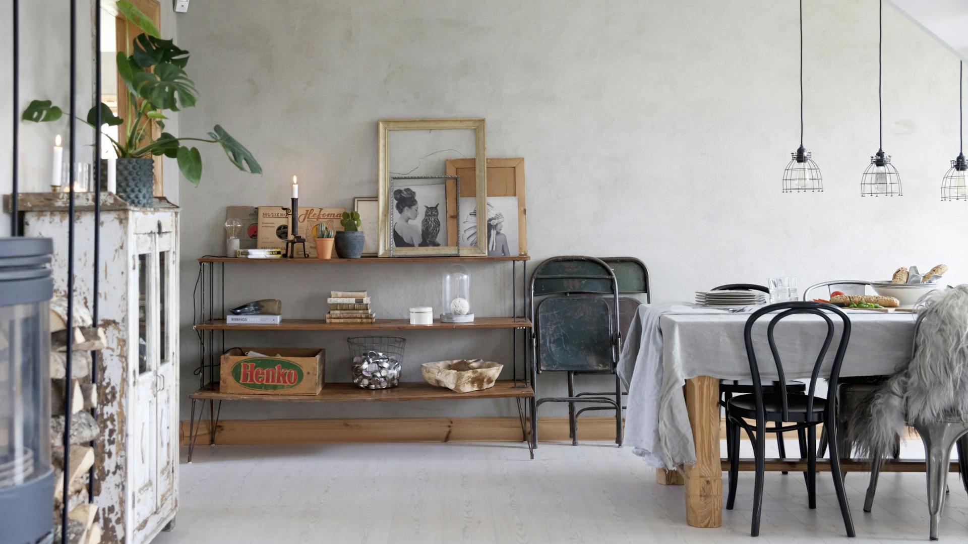 Esszimmer mit glattgespachtelten Wänden