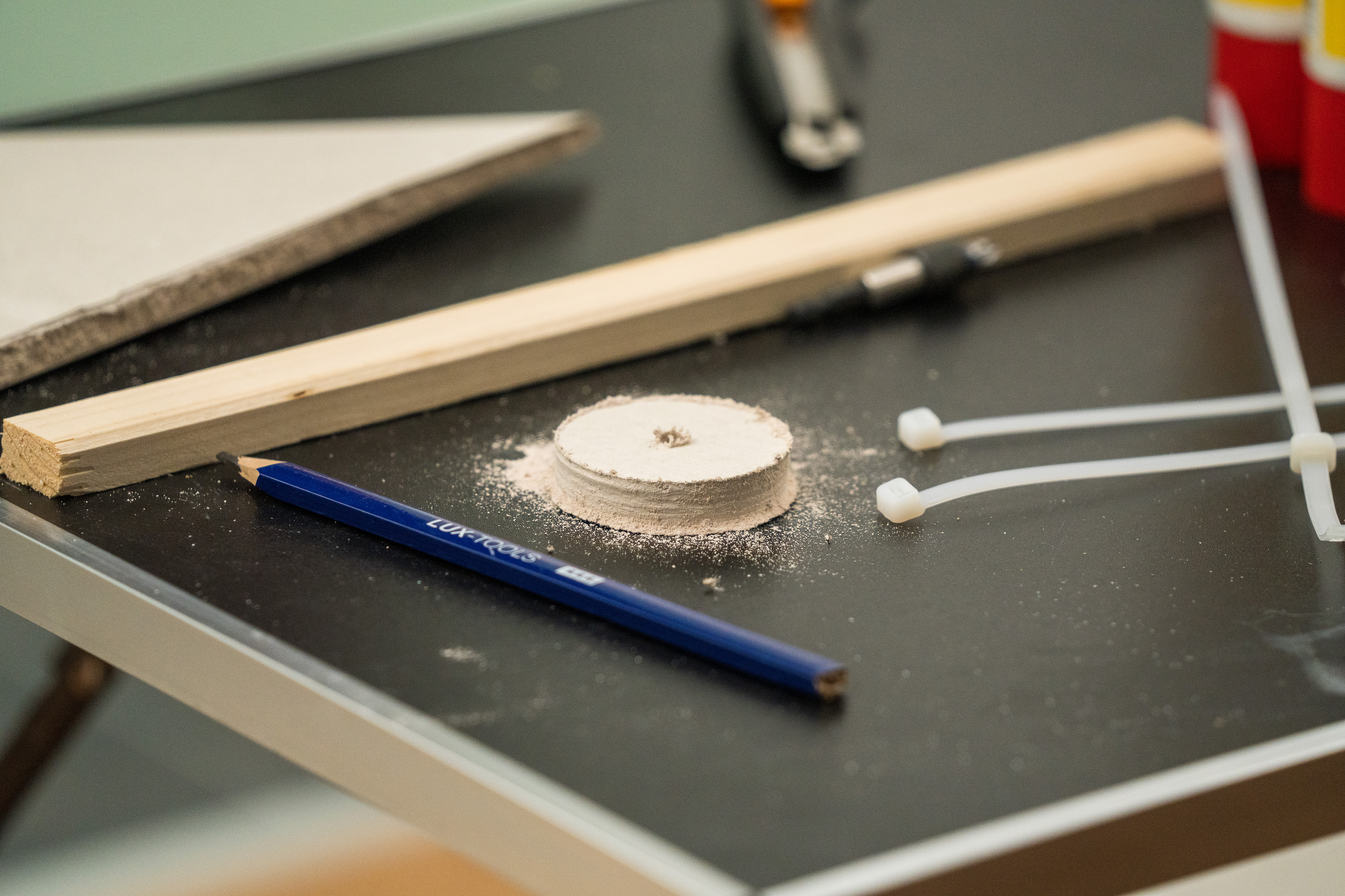 Rundes Füllstück aus einer Gipskartonplatte auf einem Tisch