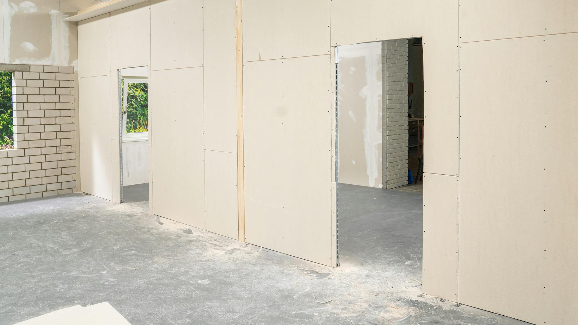 Heimwerker haben eine Trockenbauwand mit Gipskartonplatten gebaut.