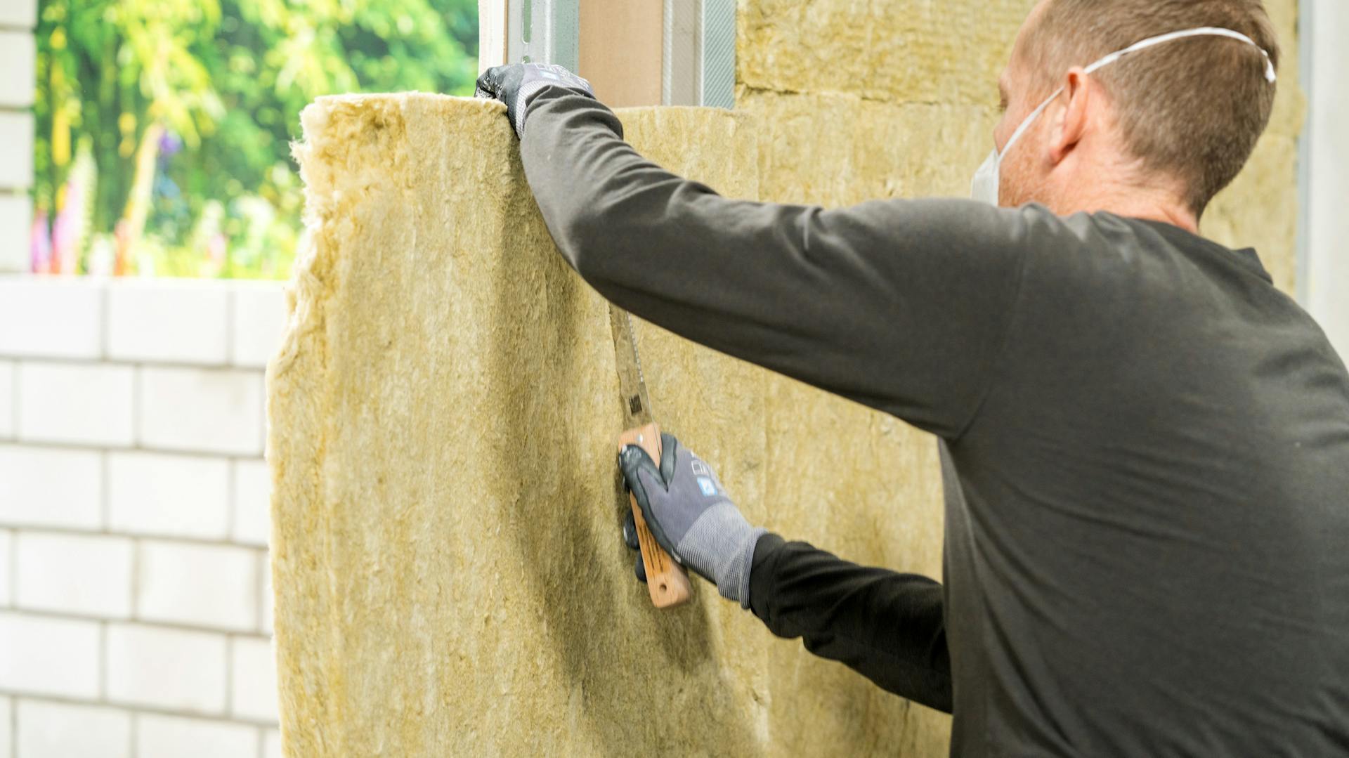 Jemand bringt eine Dämmung an.