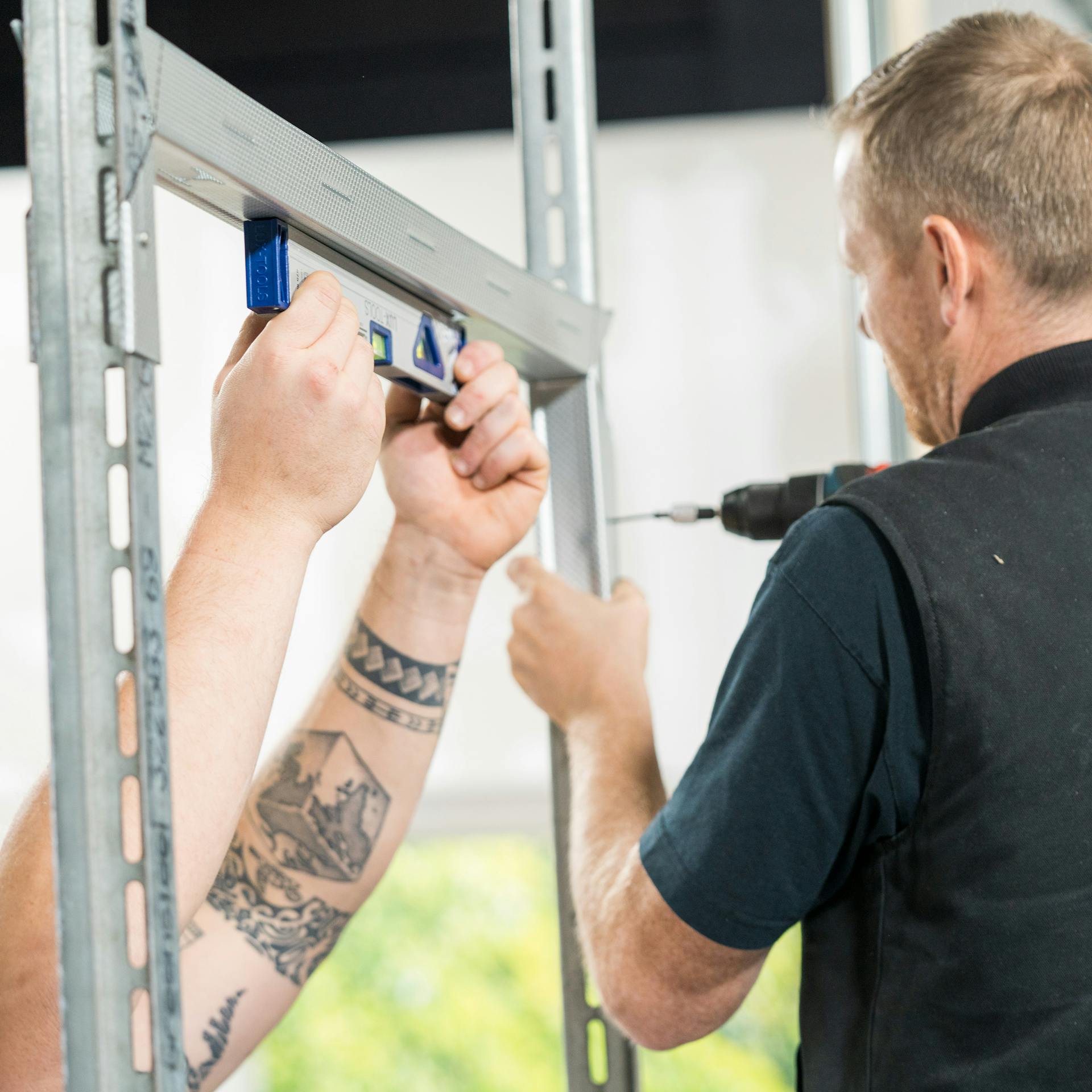 CW profil a UA profil sú zoskrutkované a tvoria rám dverí.