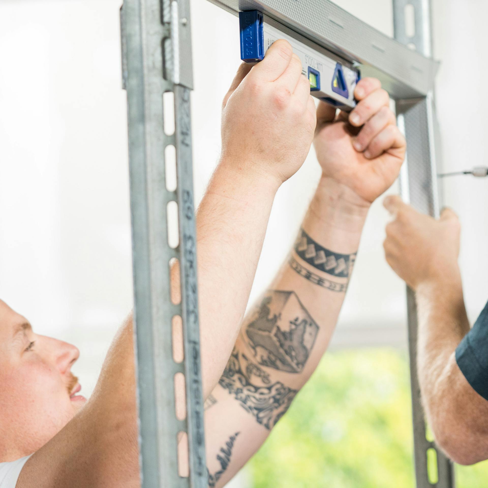 CW-Profil und UA-Profil werden miteinander verschraubt und bilden den Türrahmen.