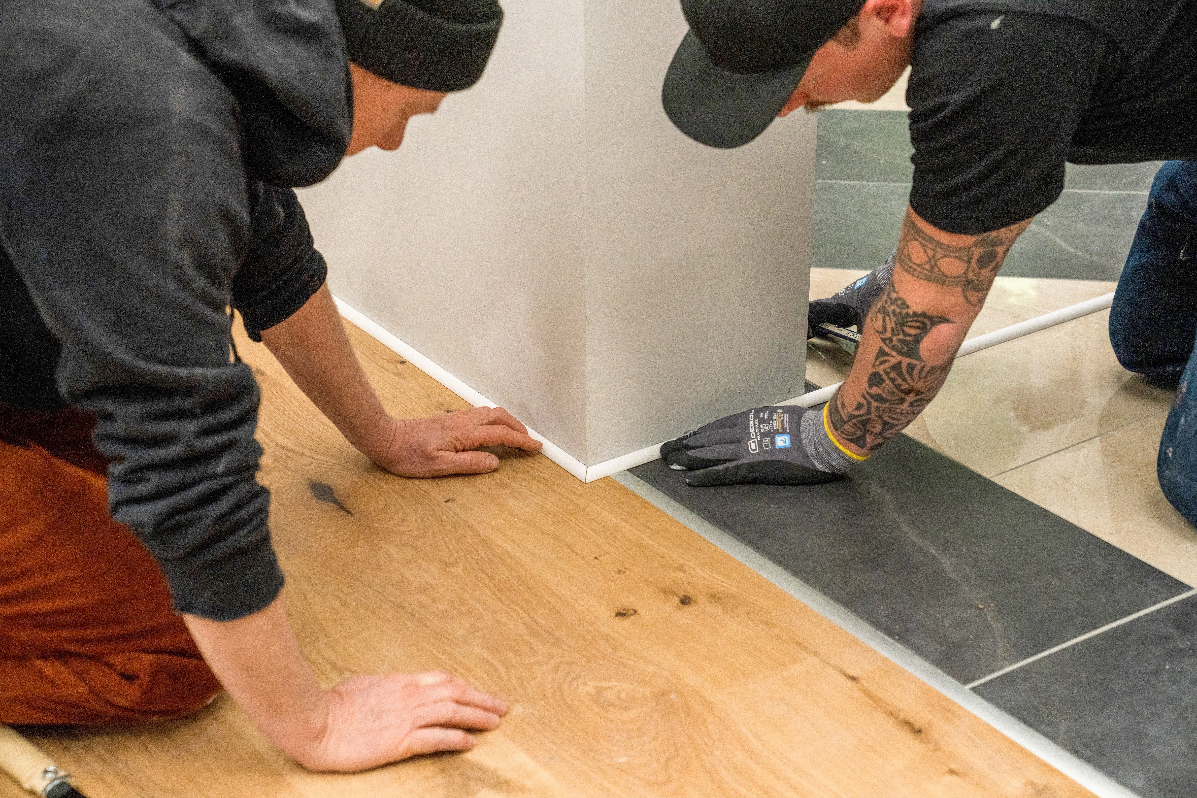Handwerker verkleiden den Übergang mit Viertelstäben.