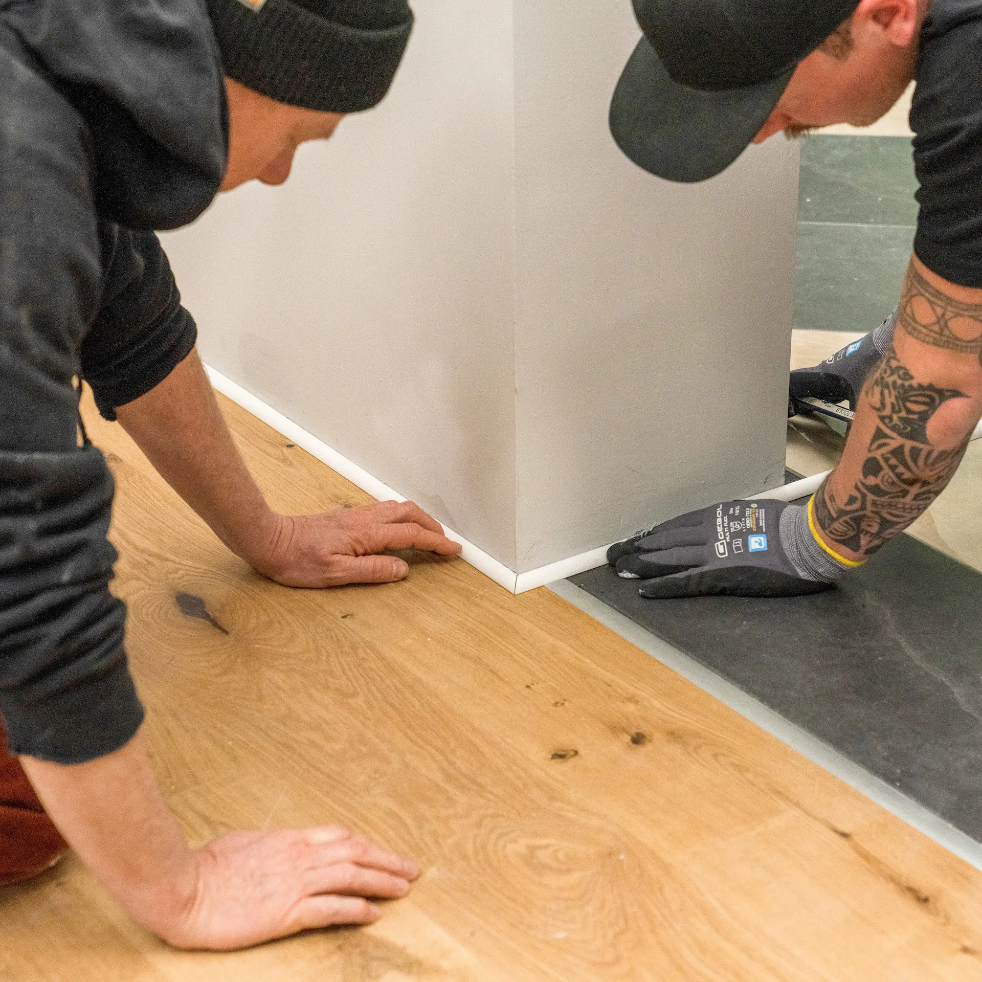 Handwerker verkleiden den Übergang mit Viertelstäben.
