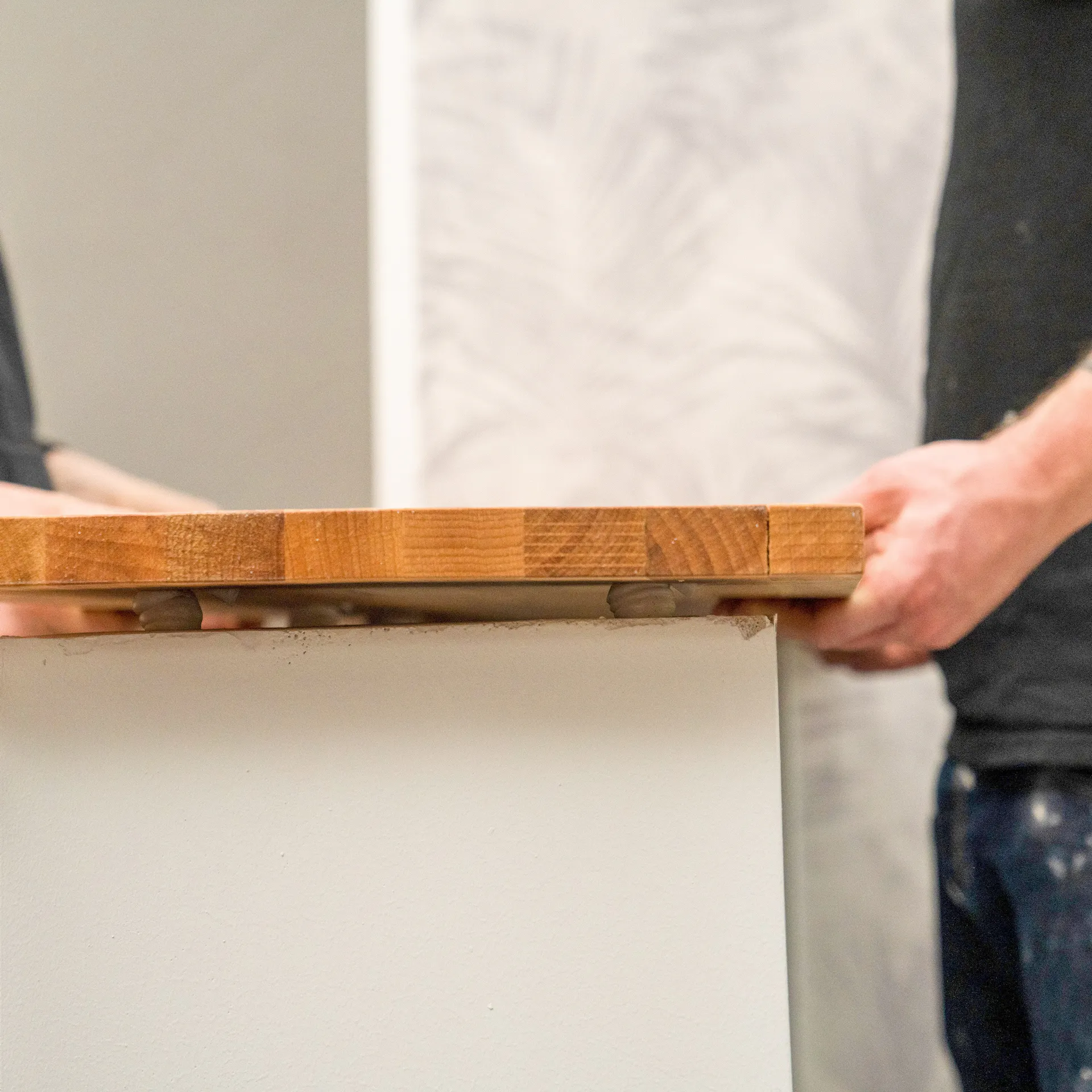 Handwerker setzen Platte auf die Porenbetonwand.