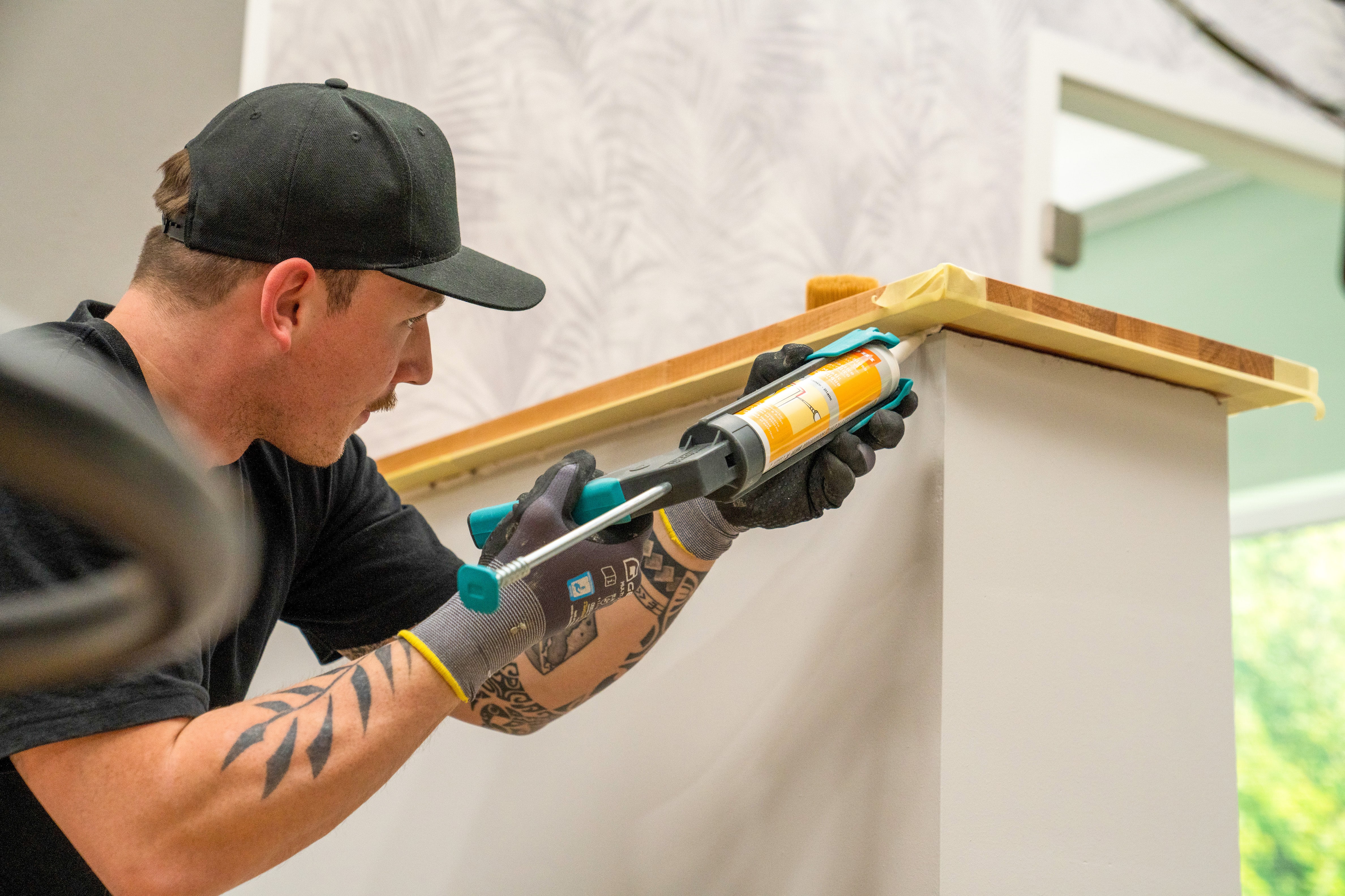 Handwerker zieht eine Acrylkante.