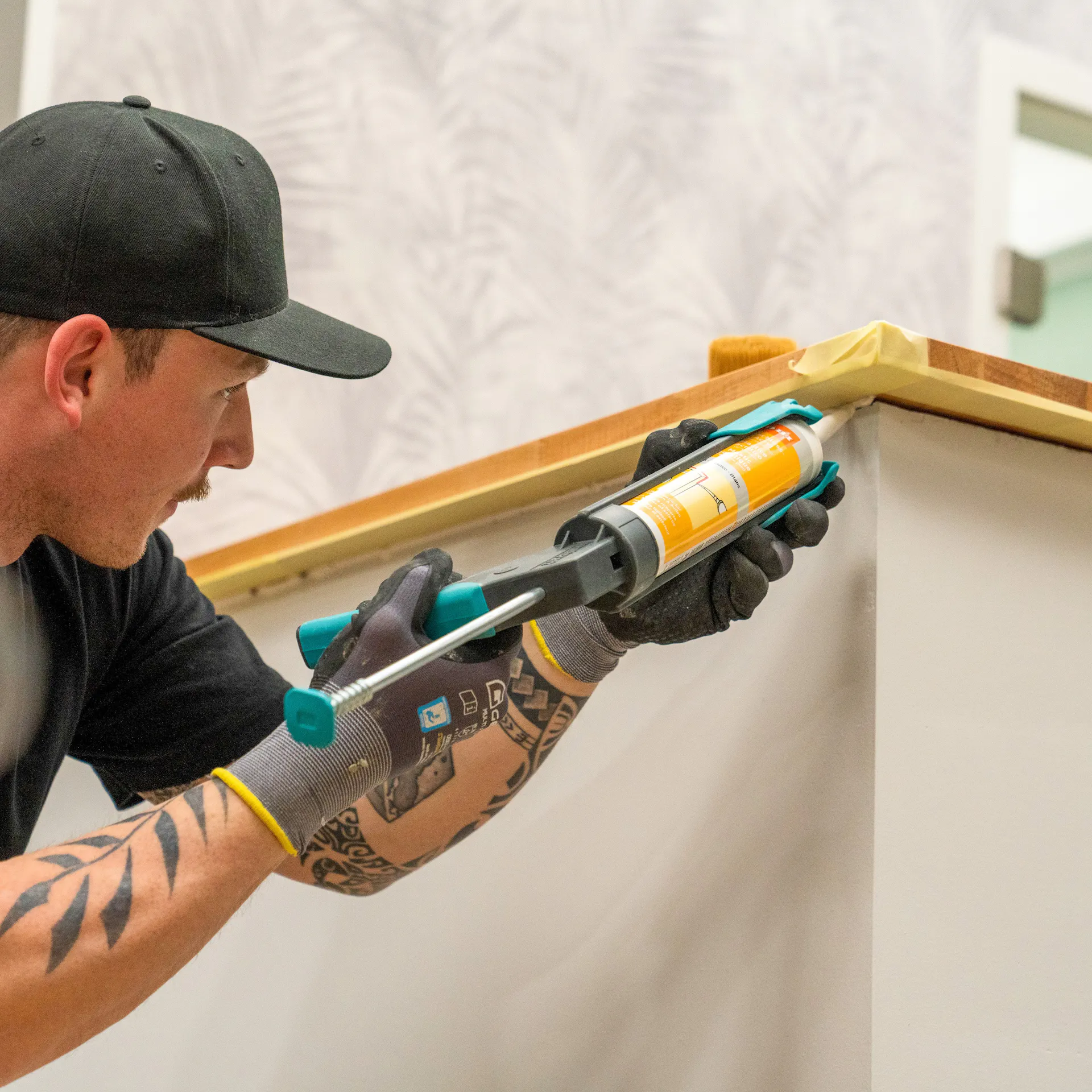 Handwerker zieht eine Acrylkante.