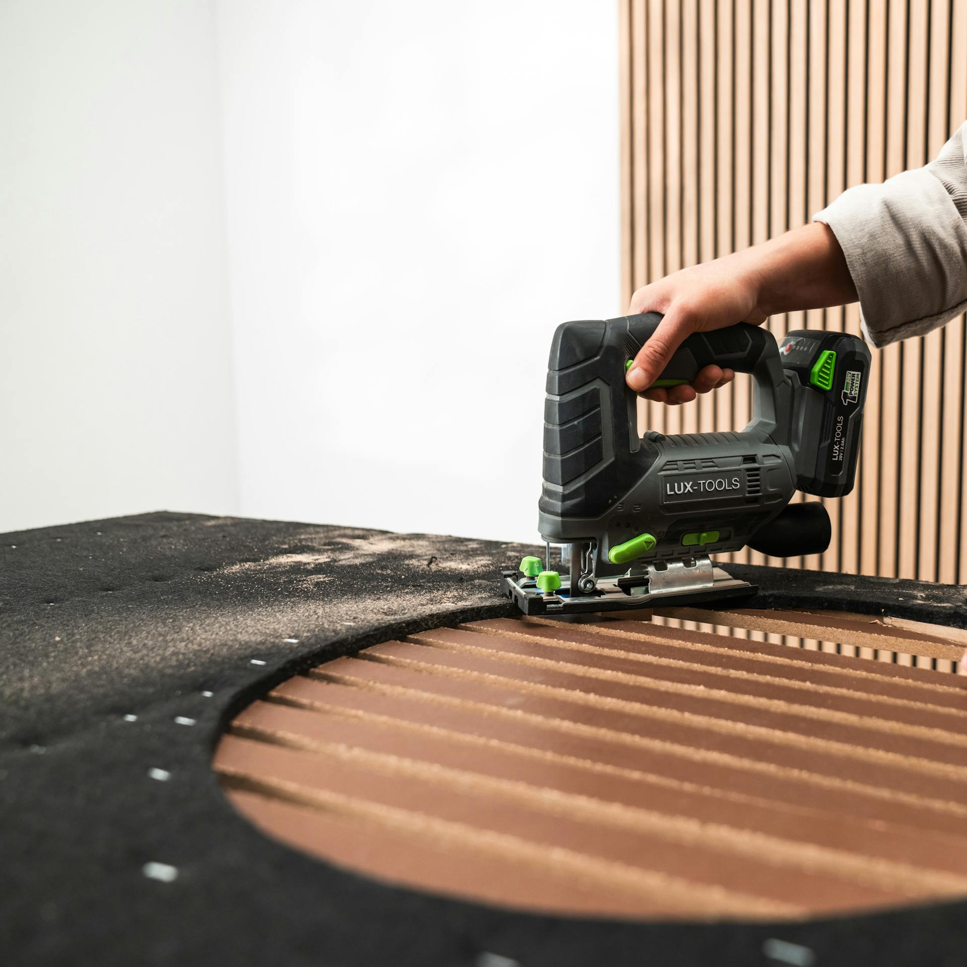 Person sägt den Kreis mit einer Stichsäge aus.