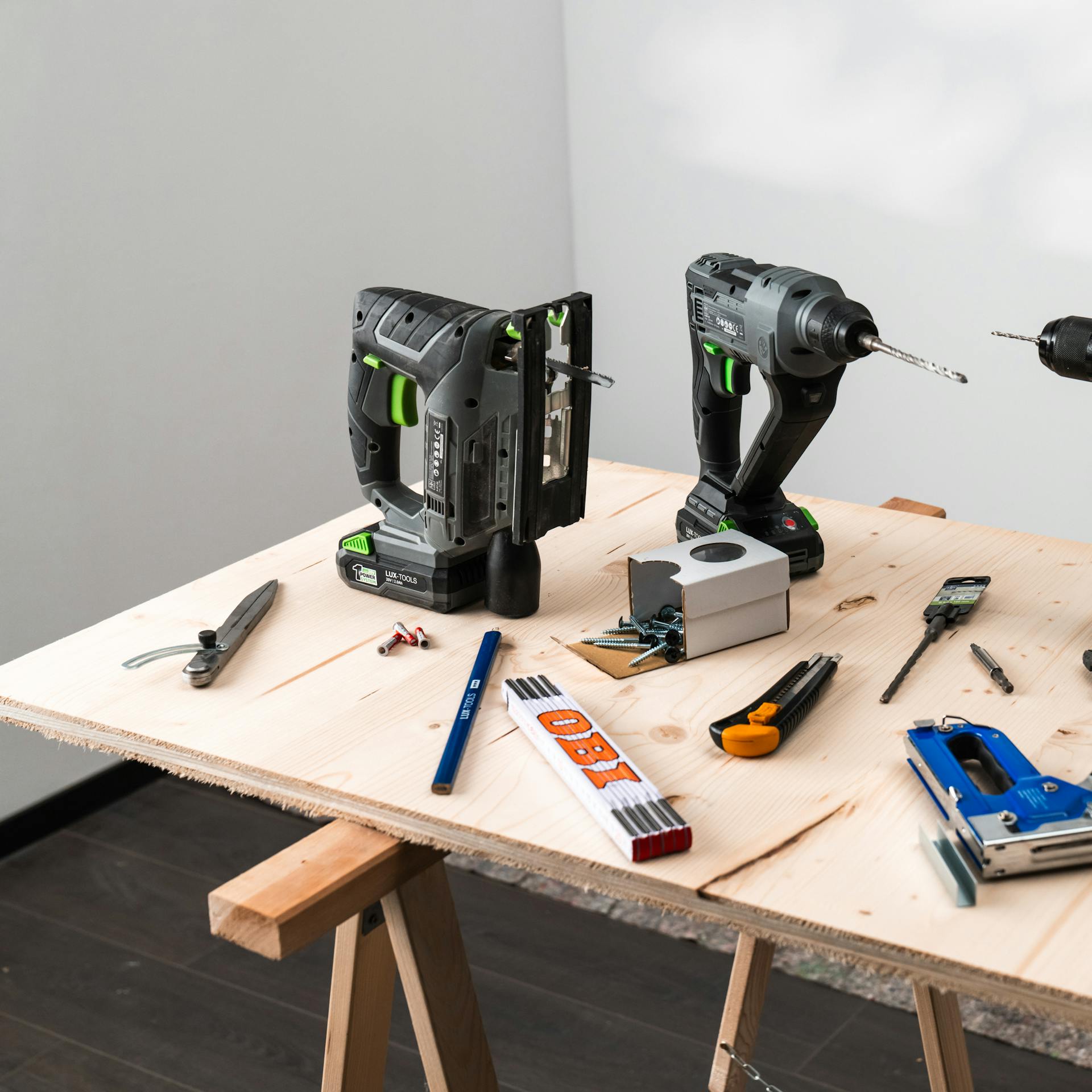 Die Materialien für die Wandgestaltung mit Akustikpaneelen stehen nebeneinander auf einem Tisch.