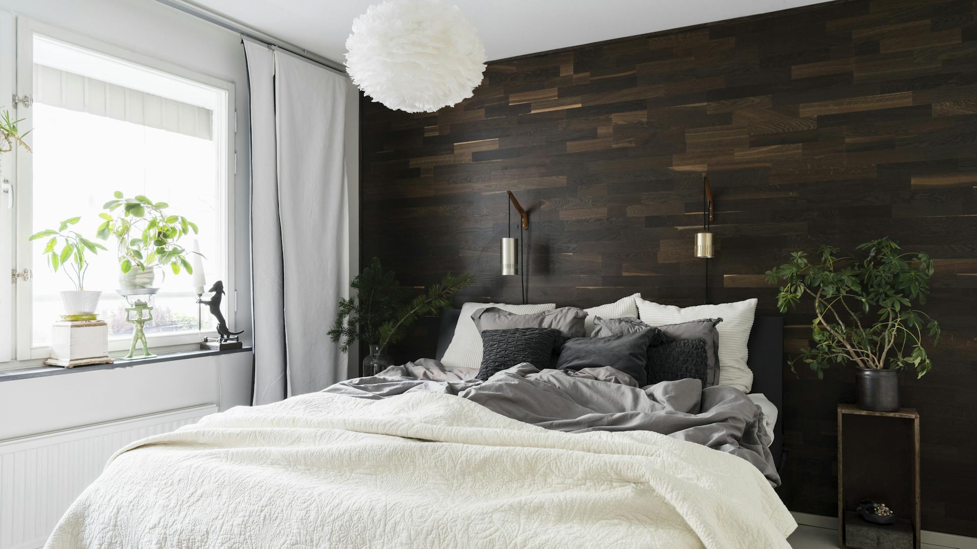 Schlafzimmer mit dunkler Tapete in Holz-Optik