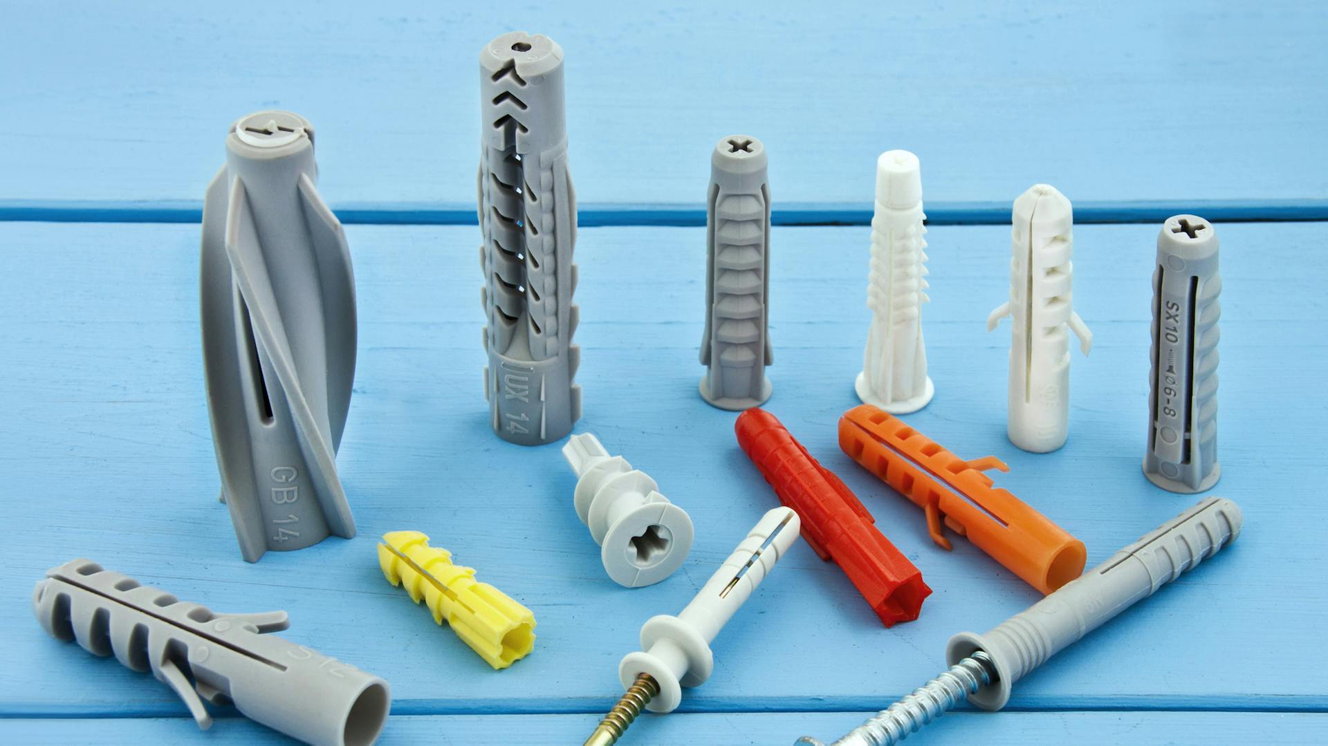 Verschiedene Dübelarten auf blauem Hintergrund