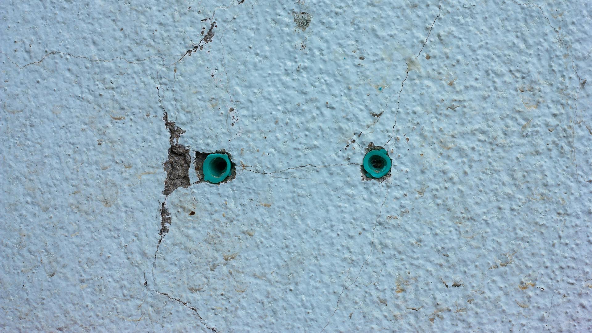 Alte Dübel in der Wand