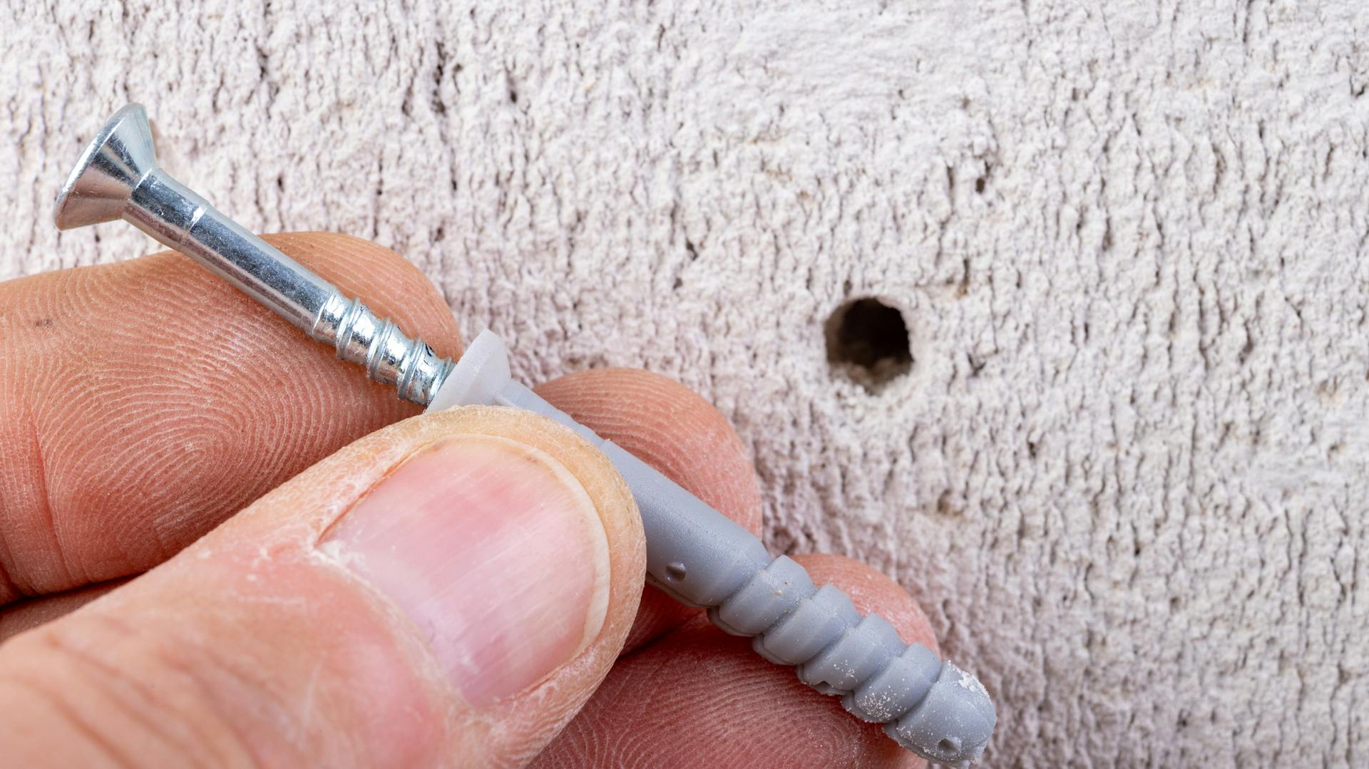 Dübel wurde mithilfe einer Schraube entfernt