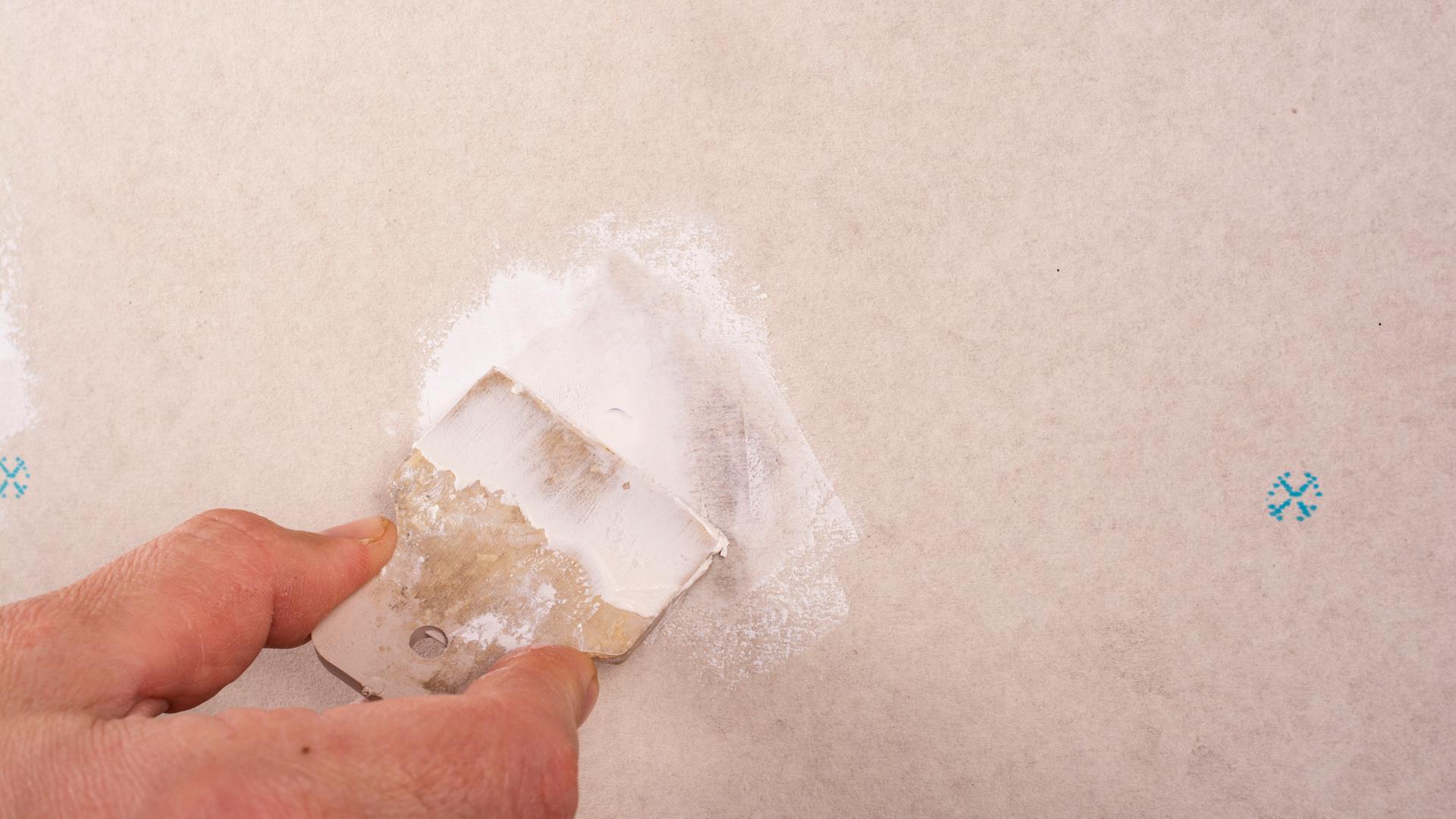 Dübelloch wird zugespachtelt