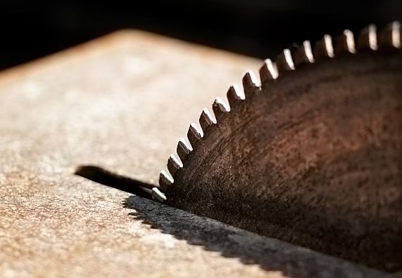 Alte Kreissäge mit rostigem Kreissägeblatt.