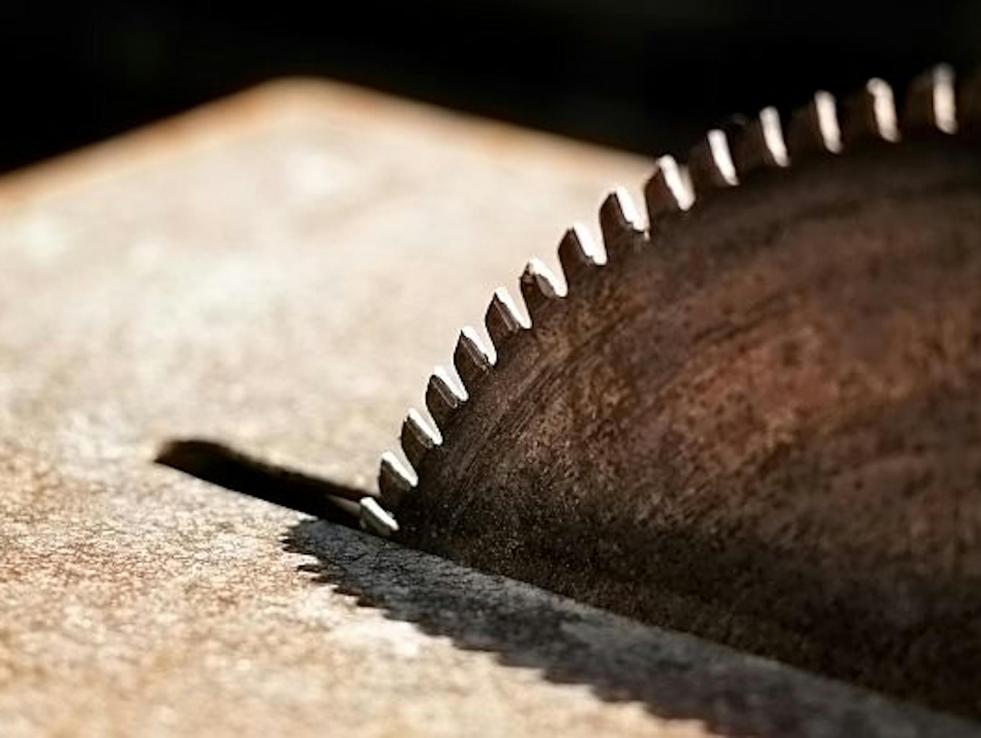 Alte Kreissäge mit rostigem Kreissägeblatt.