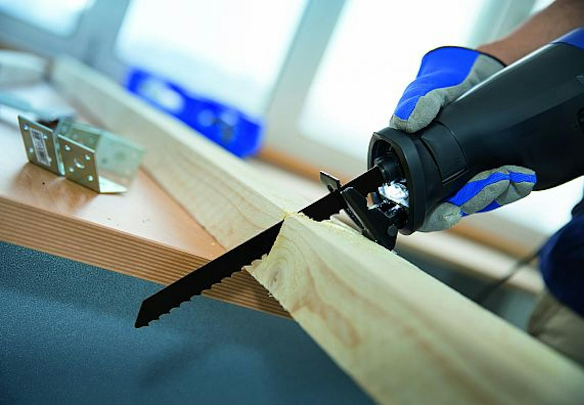 Taglia un pannello in legno con la sega universale o la sega elettrica.