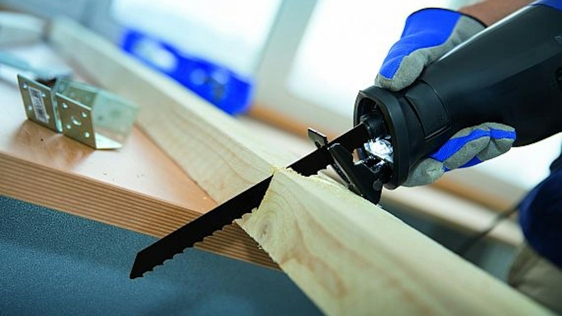 Säbelsäge bzw. Elektrosäge sägt in Holzlatte.