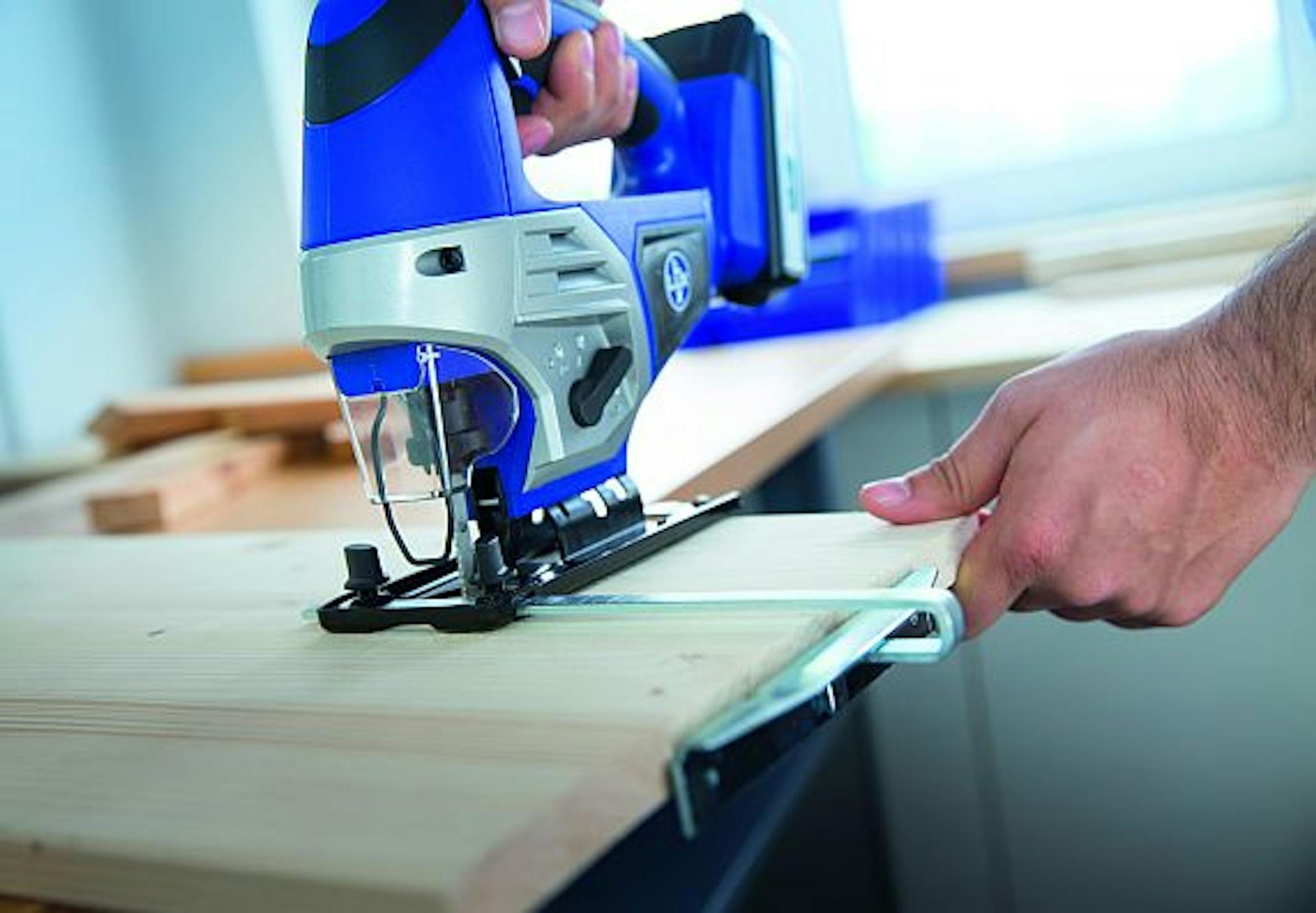 Il seghetto per tagliare una tavola in legno