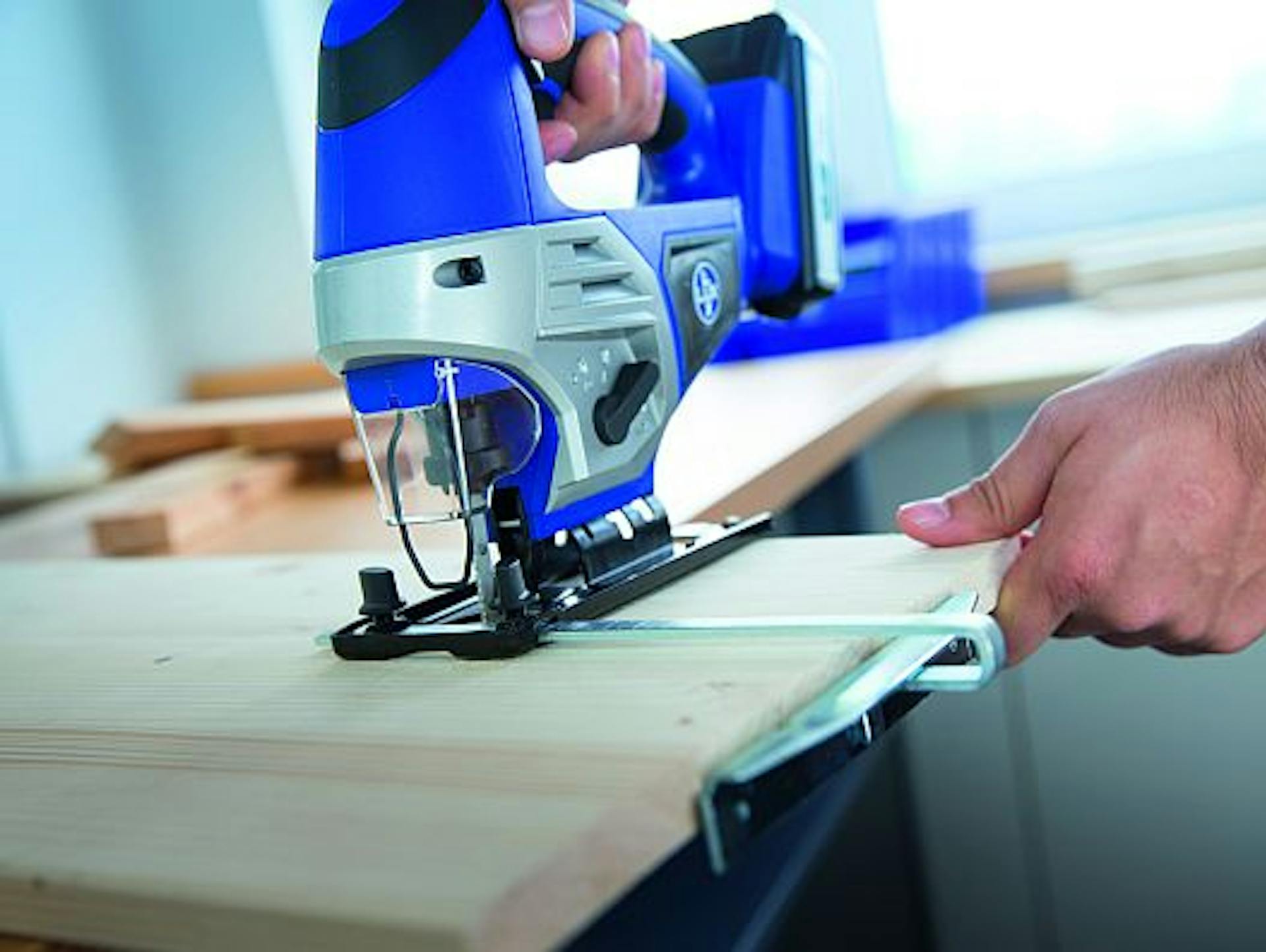 Mit der Stichsäge in eine Holzplatte sägen