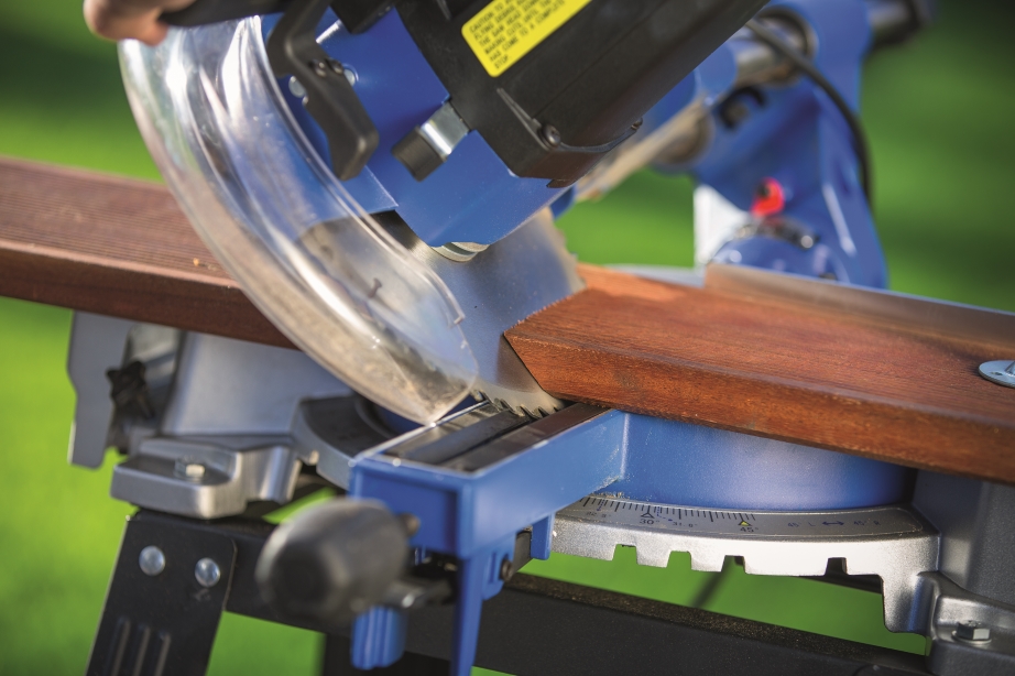 Troncatrice radiale utilizzata per lavorare un pezzo di legno.