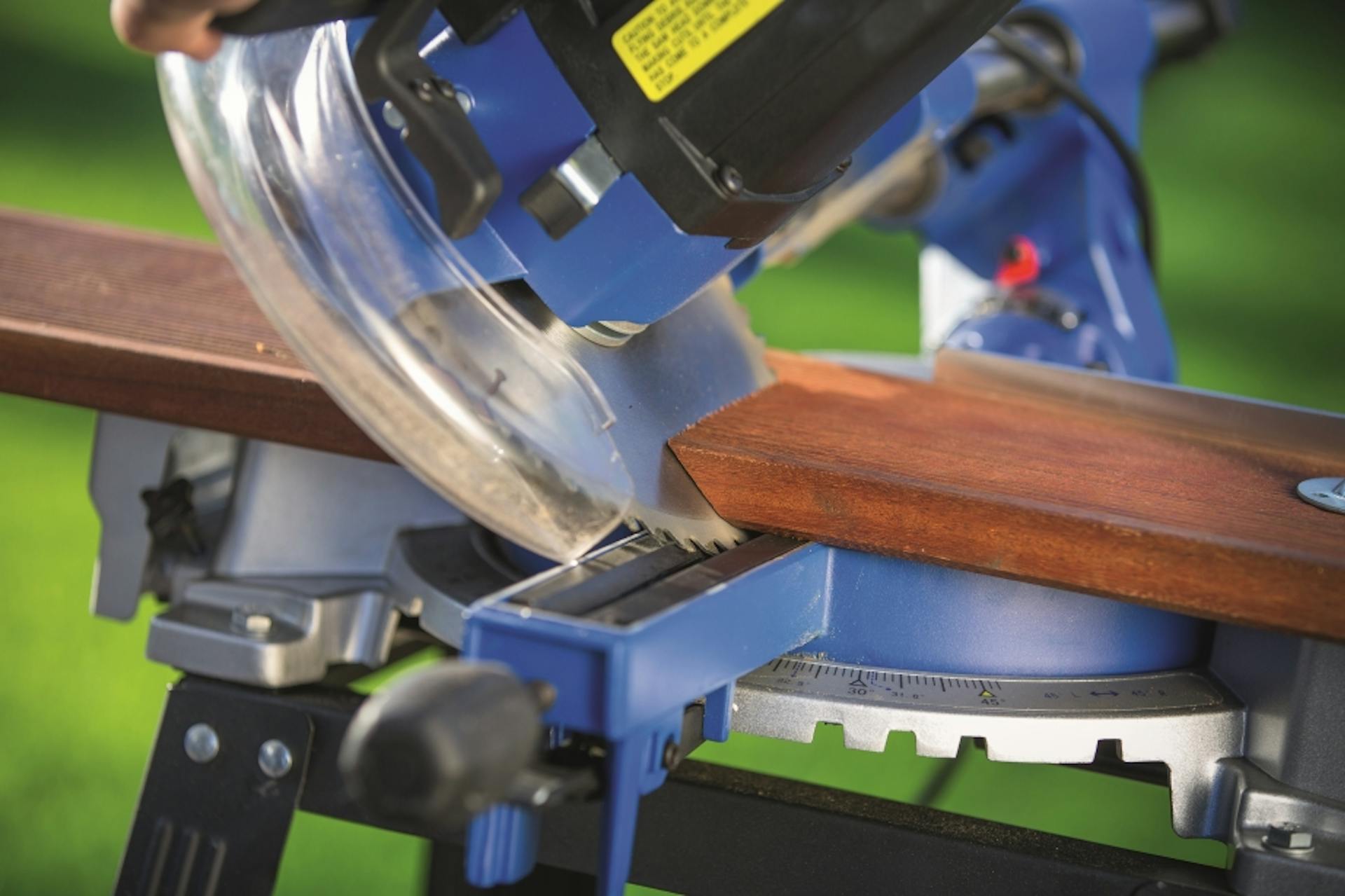 Troncatrice radiale utilizzata per lavorare un pezzo di legno.